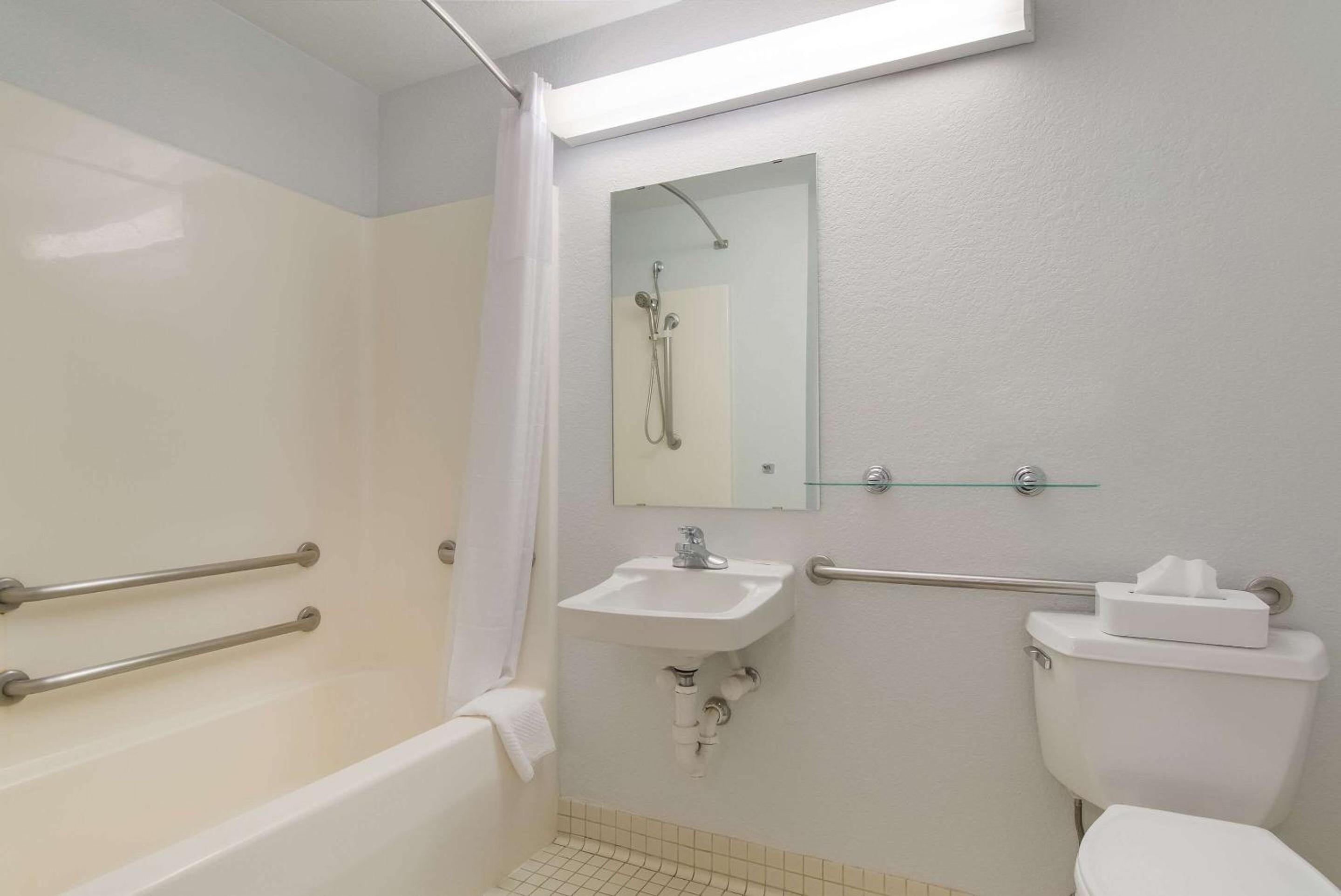 Queen Room with Accessible Tub - Accessible/Non Smoking - Photo 5