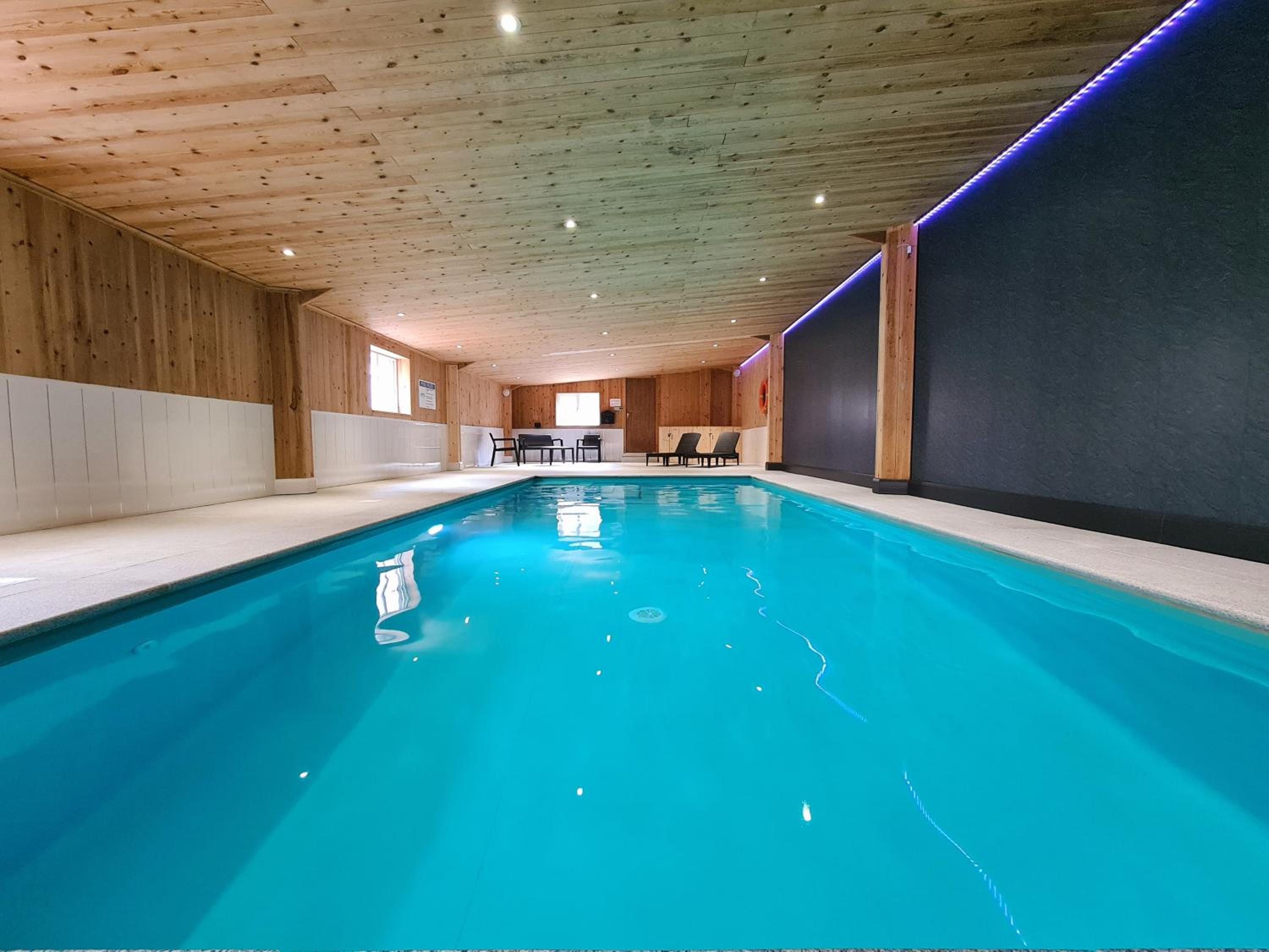 Eight-Bedroom House photo 3