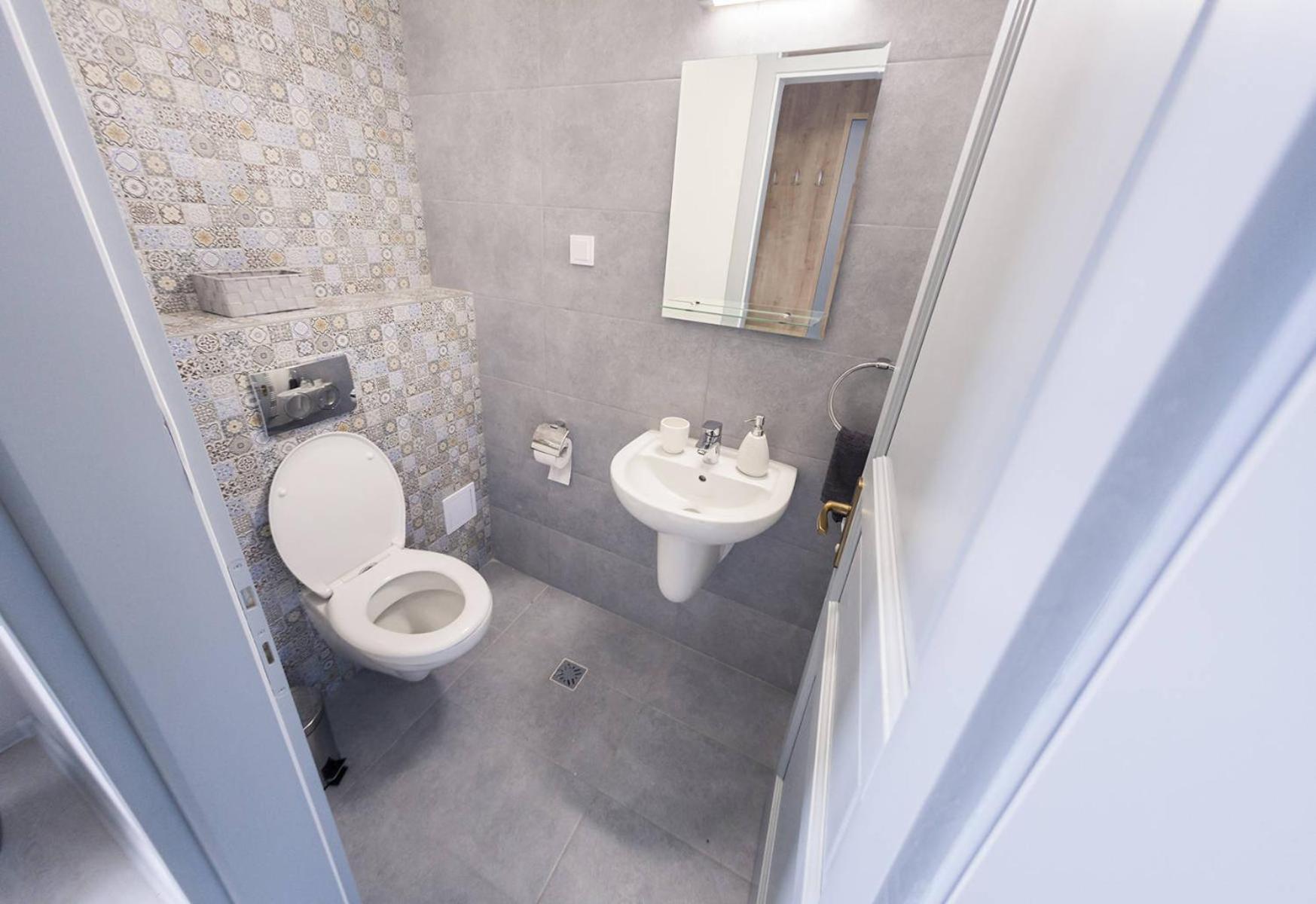 One-Bedroom Apartment - Photo 81