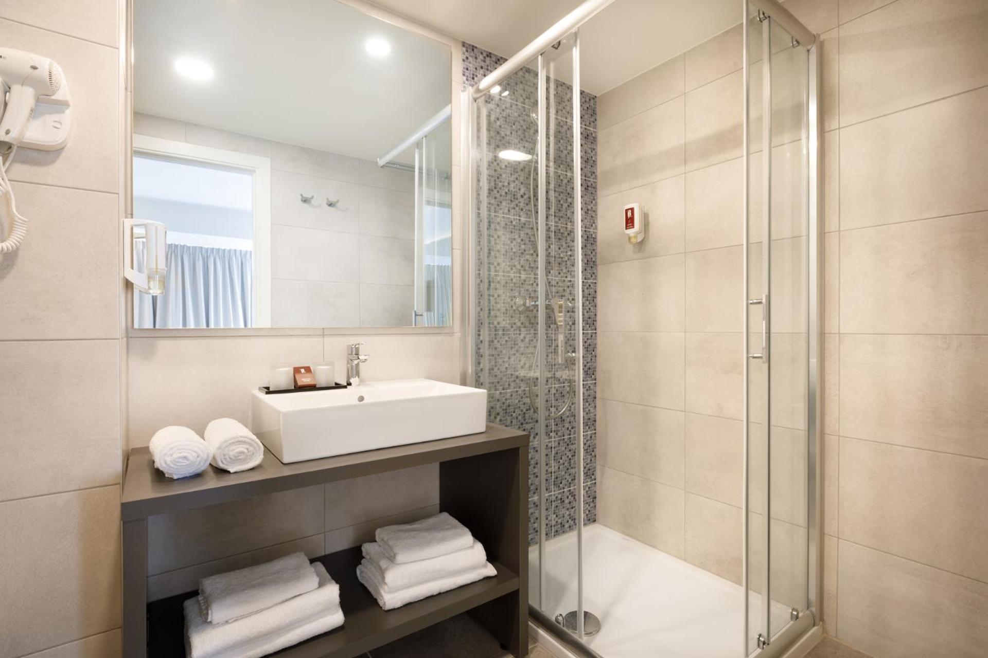 Relax in this modern and refreshing bathroom retreat!