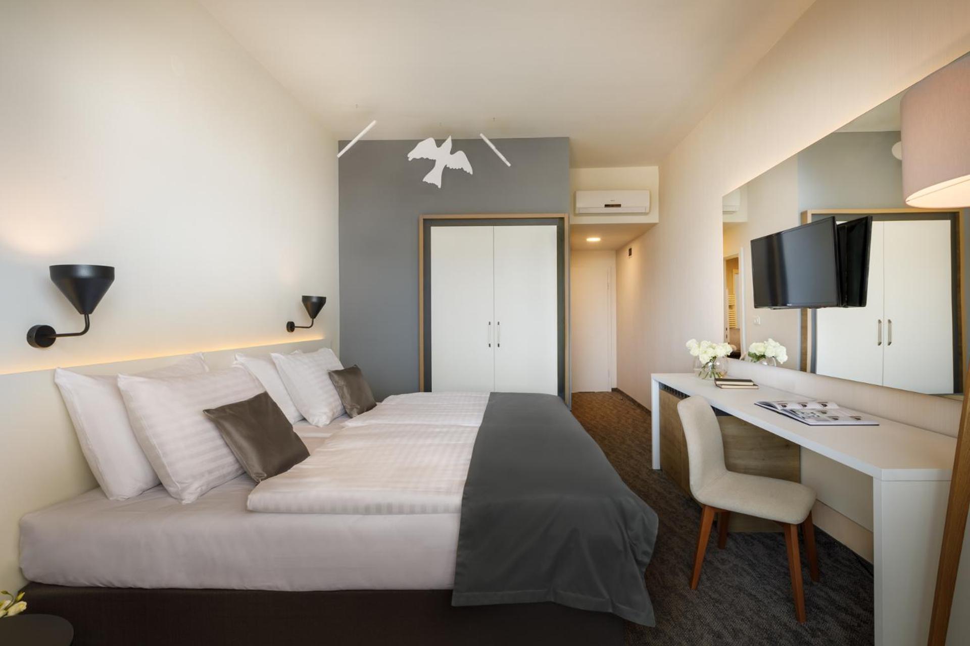 Double Room with Side Sea View and Balcony photo 2