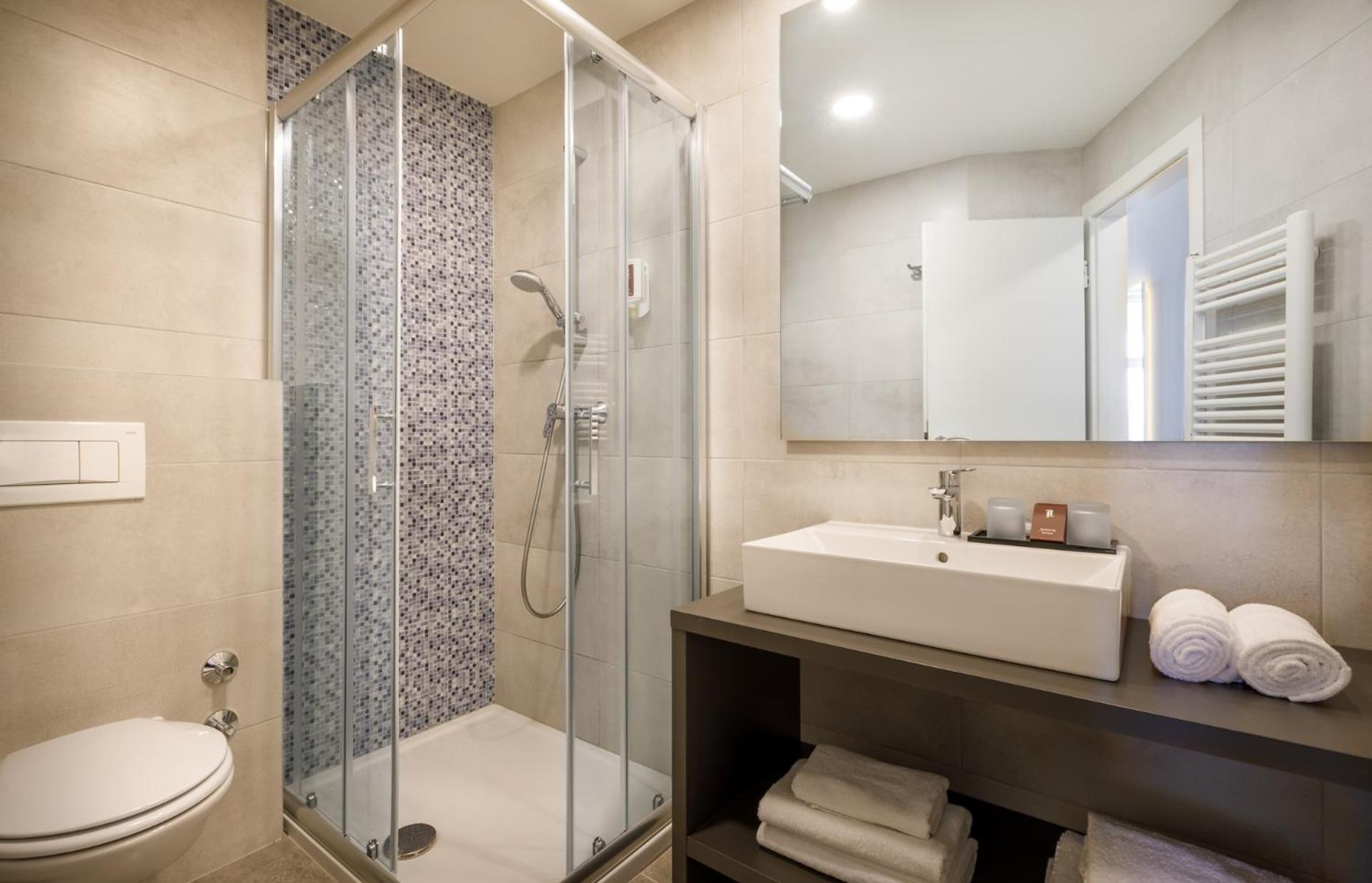 Double Room with Side Sea View and Balcony photo 3