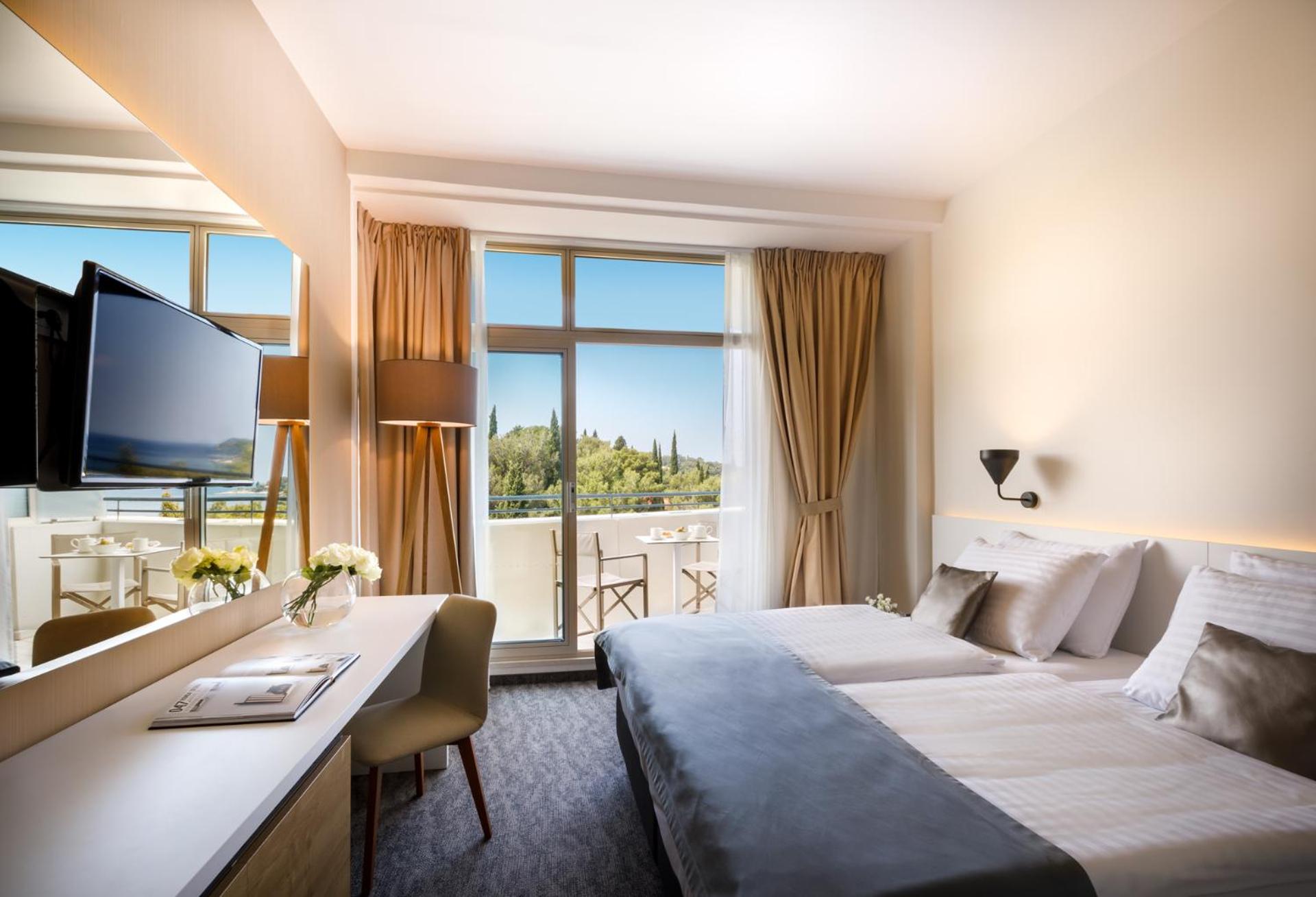 Double Room with Side Sea View and Balcony photo 1