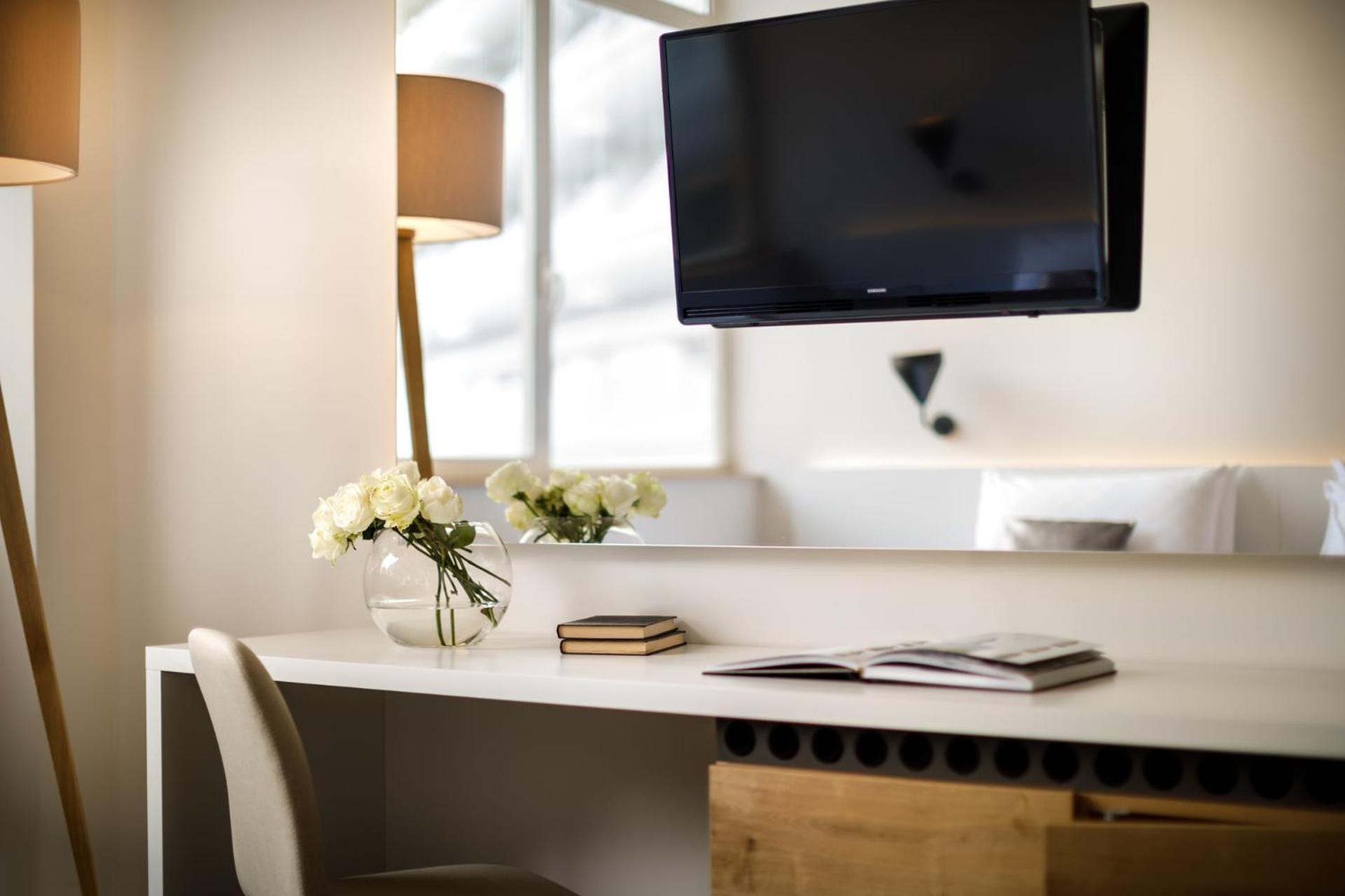 Relax in comfort with a stylish, modern workspace.