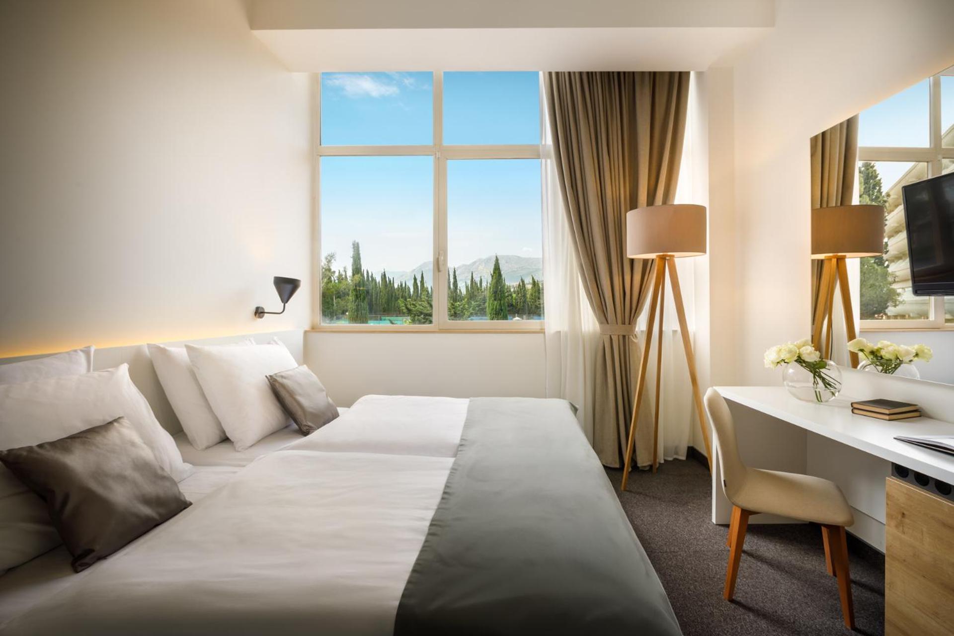 Relax in style with stunning views!