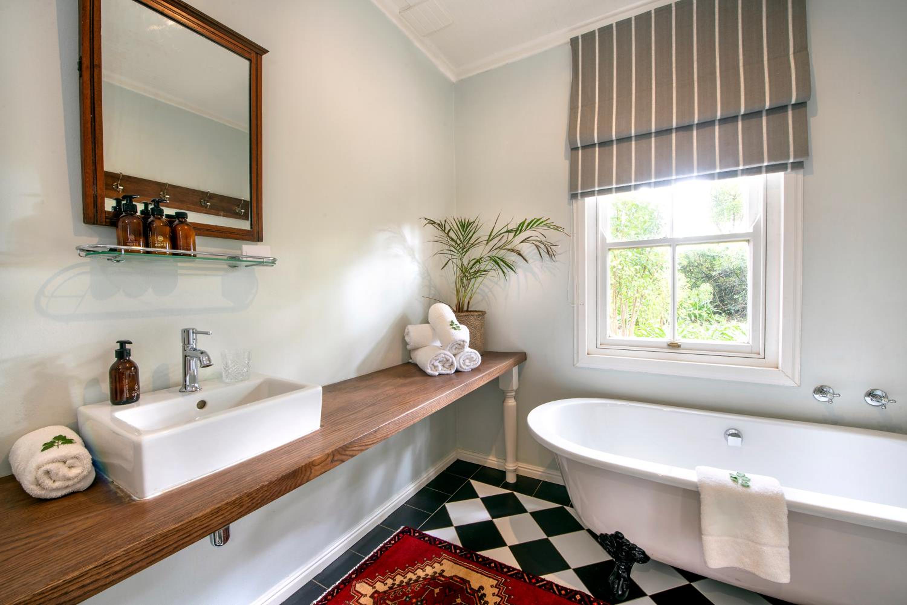 Suite with Pool View - Photo 8