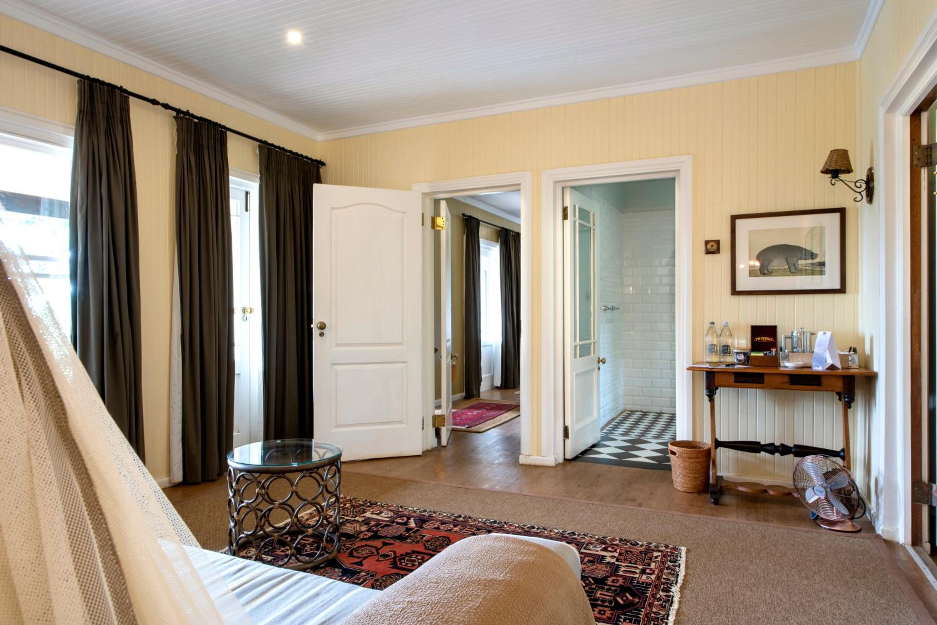 Suite with Pool View - Photo 10
