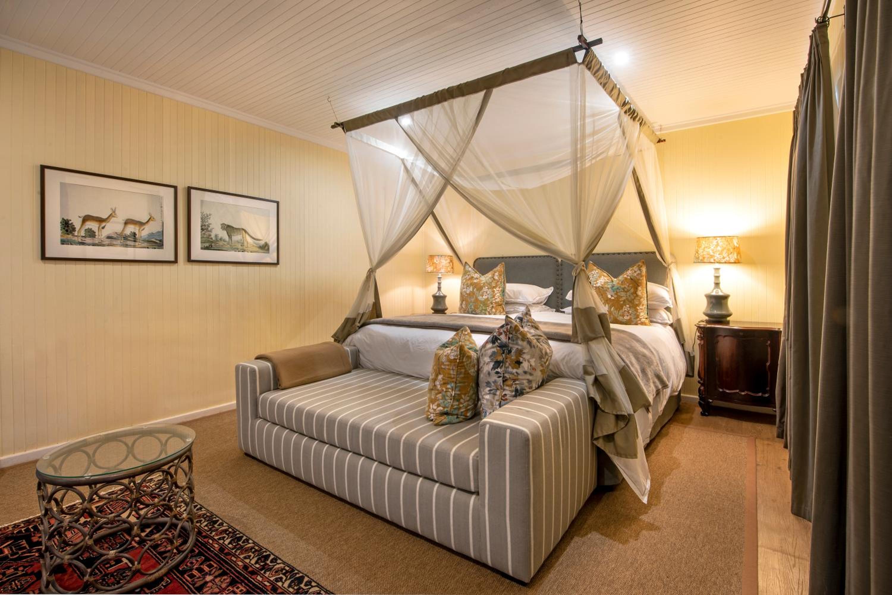 Suite with Pool View - Photo 9