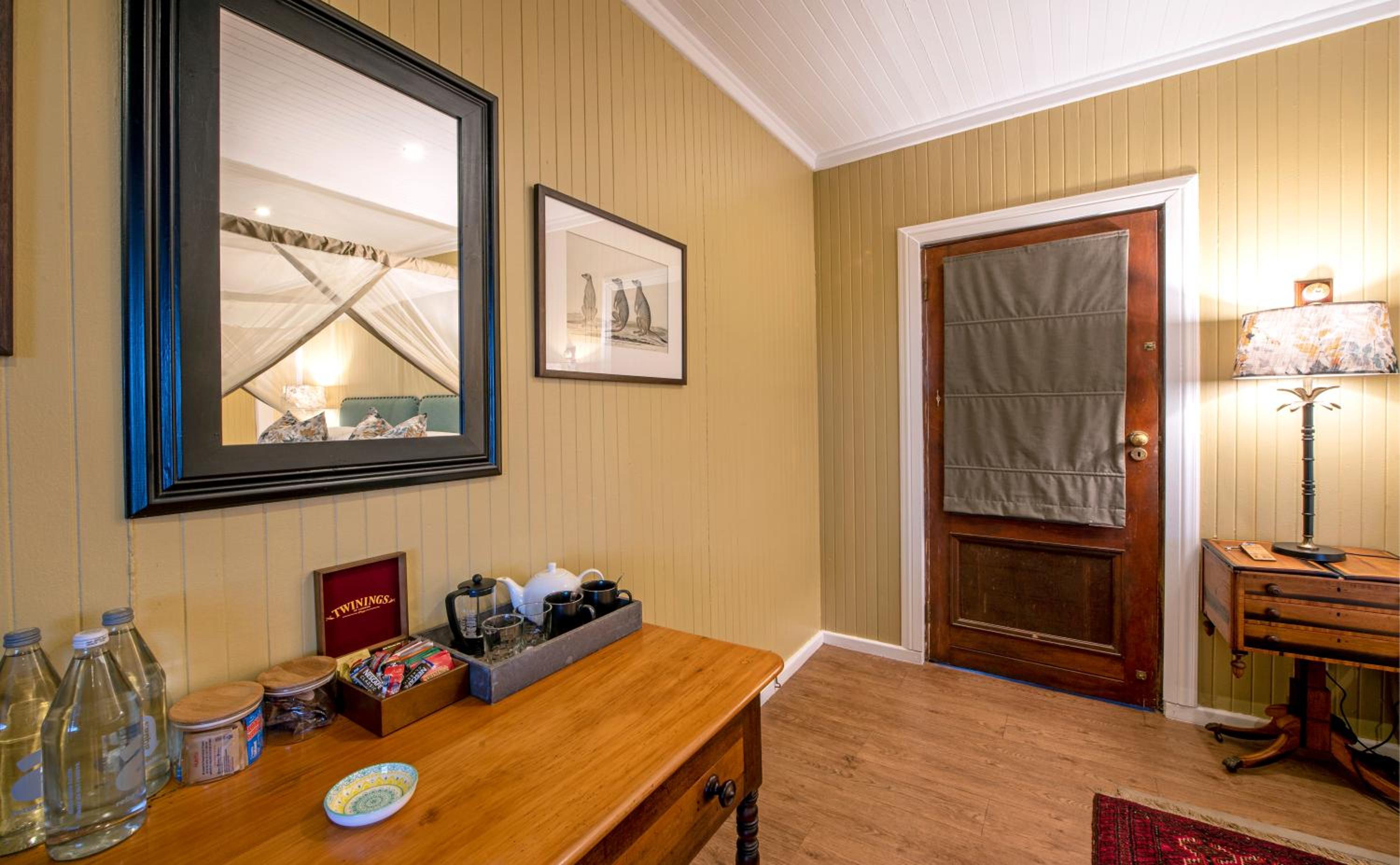 Suite with Pool View - Photo 7
