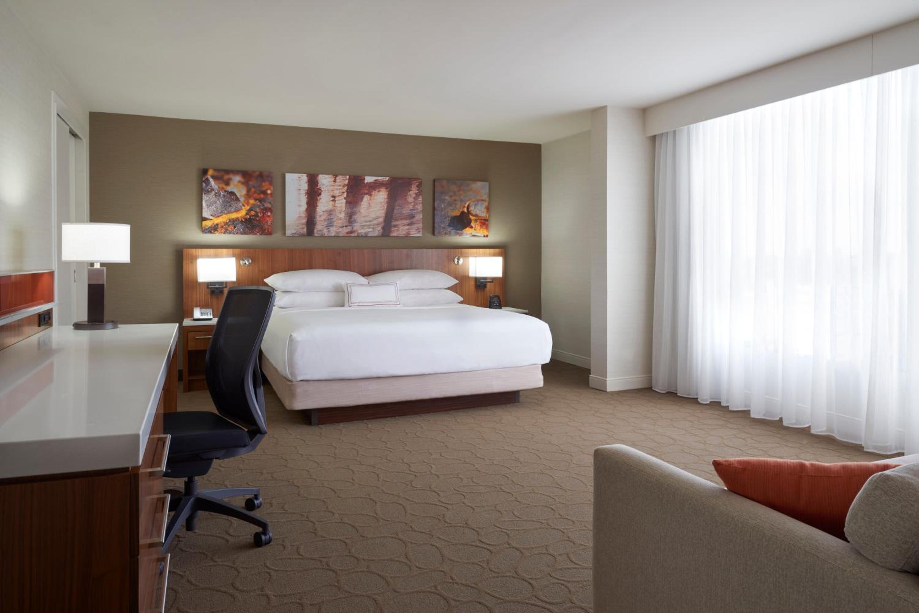 King Room with Sofa Bed - Photo 3