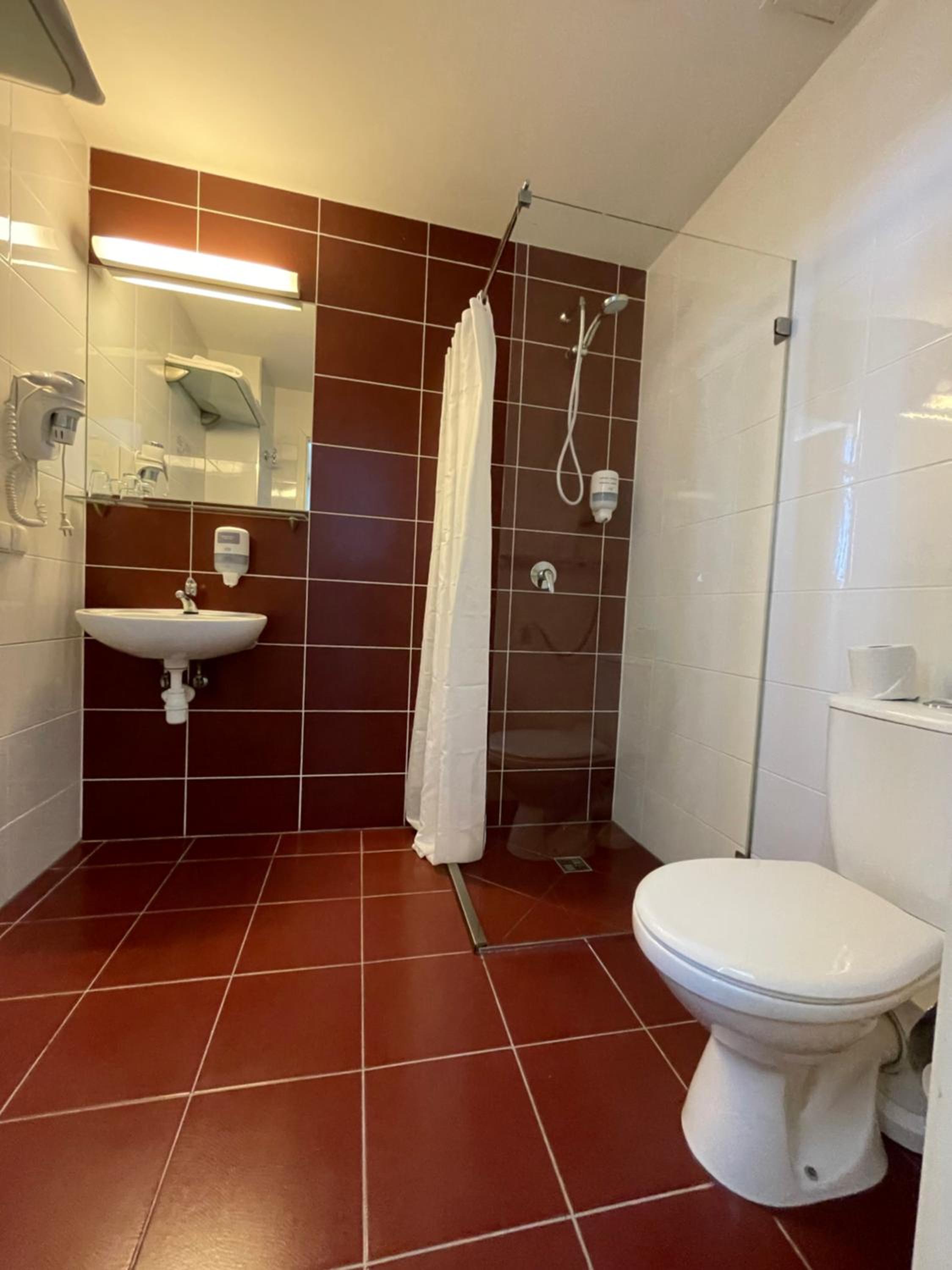 Quadruple Room - Photo 8