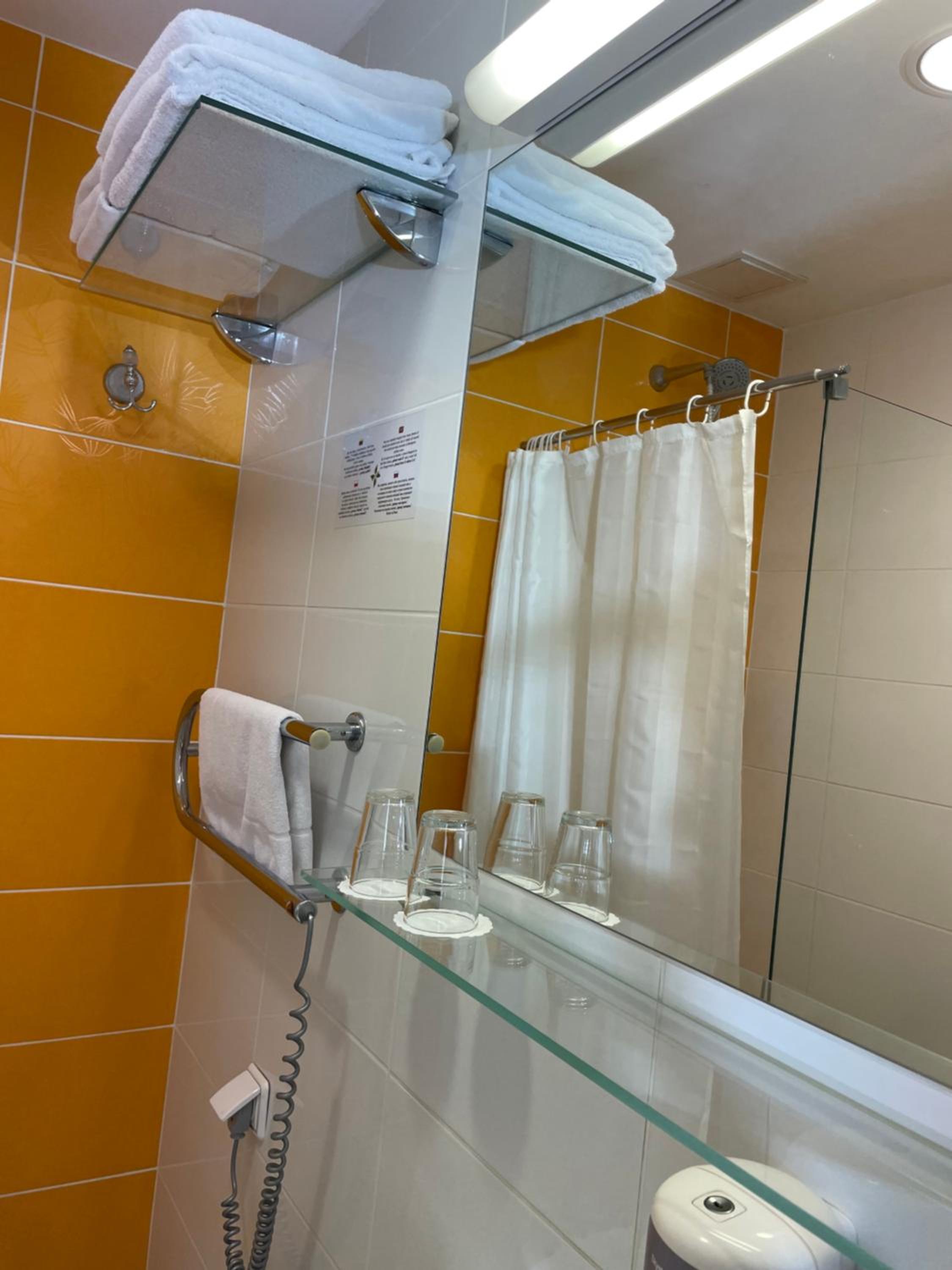 Quadruple Room - Photo 7