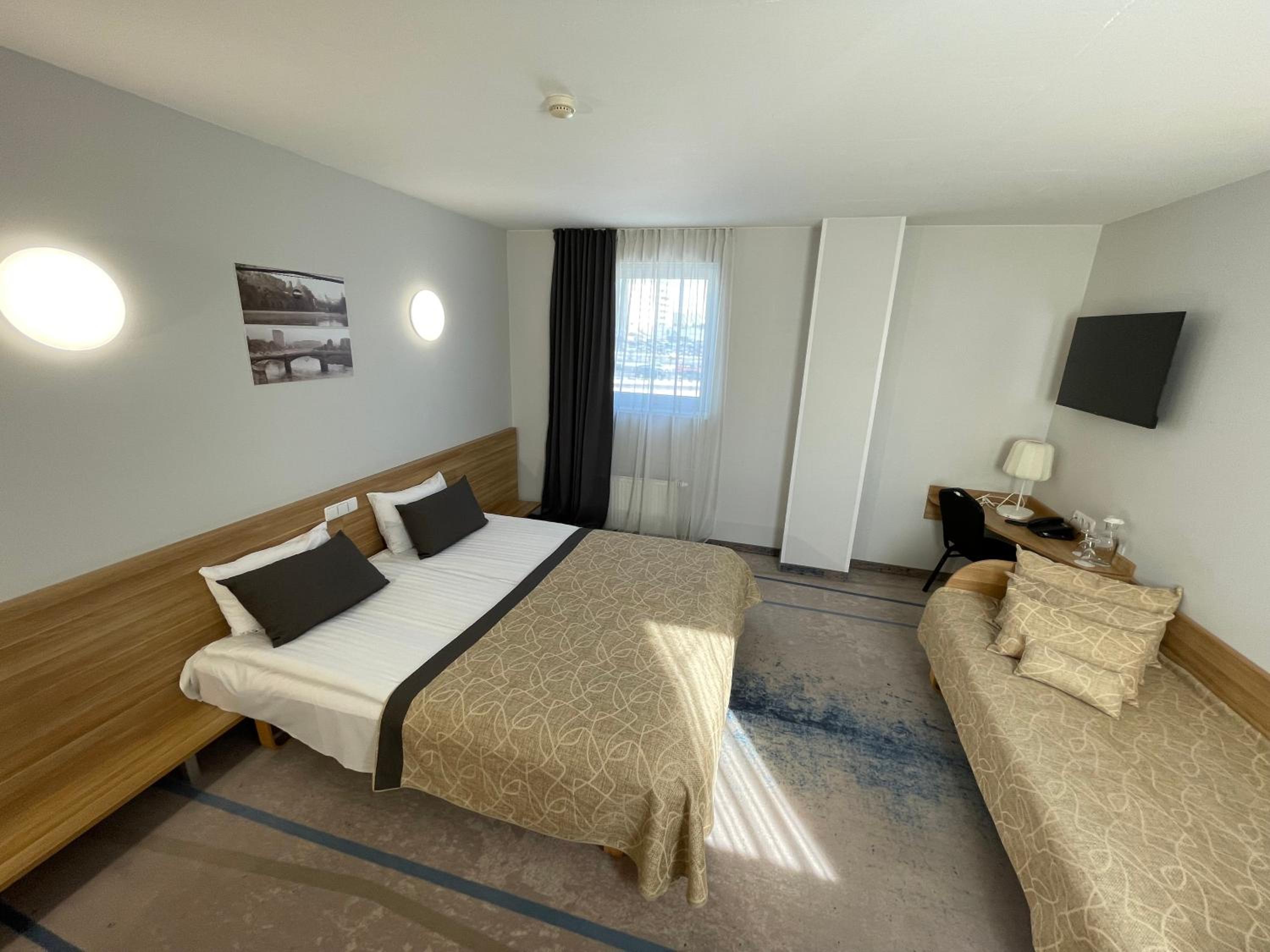Double Room - Photo 12