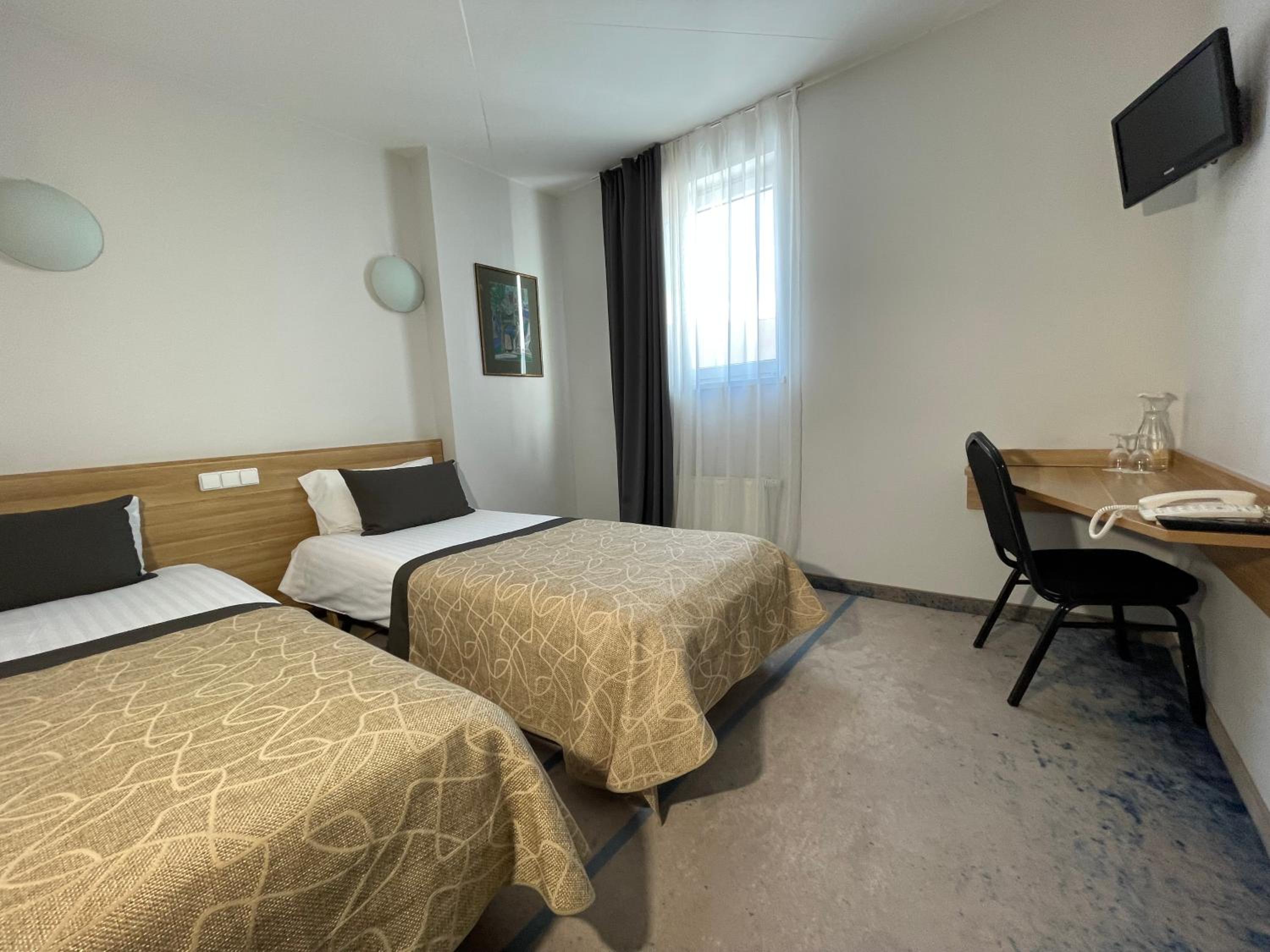Twin Room - Photo 7
