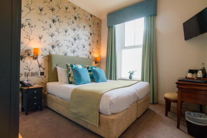 Double or Twin Room with Side Sea View photo 3