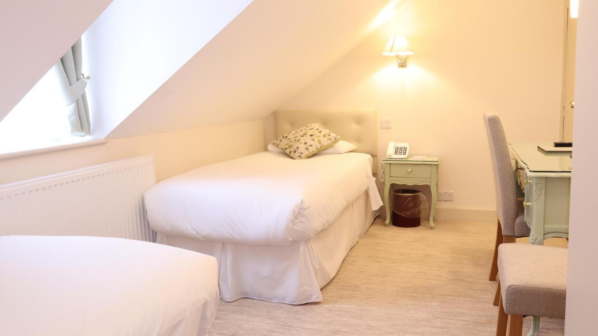 Attic Twin Room photo 2
