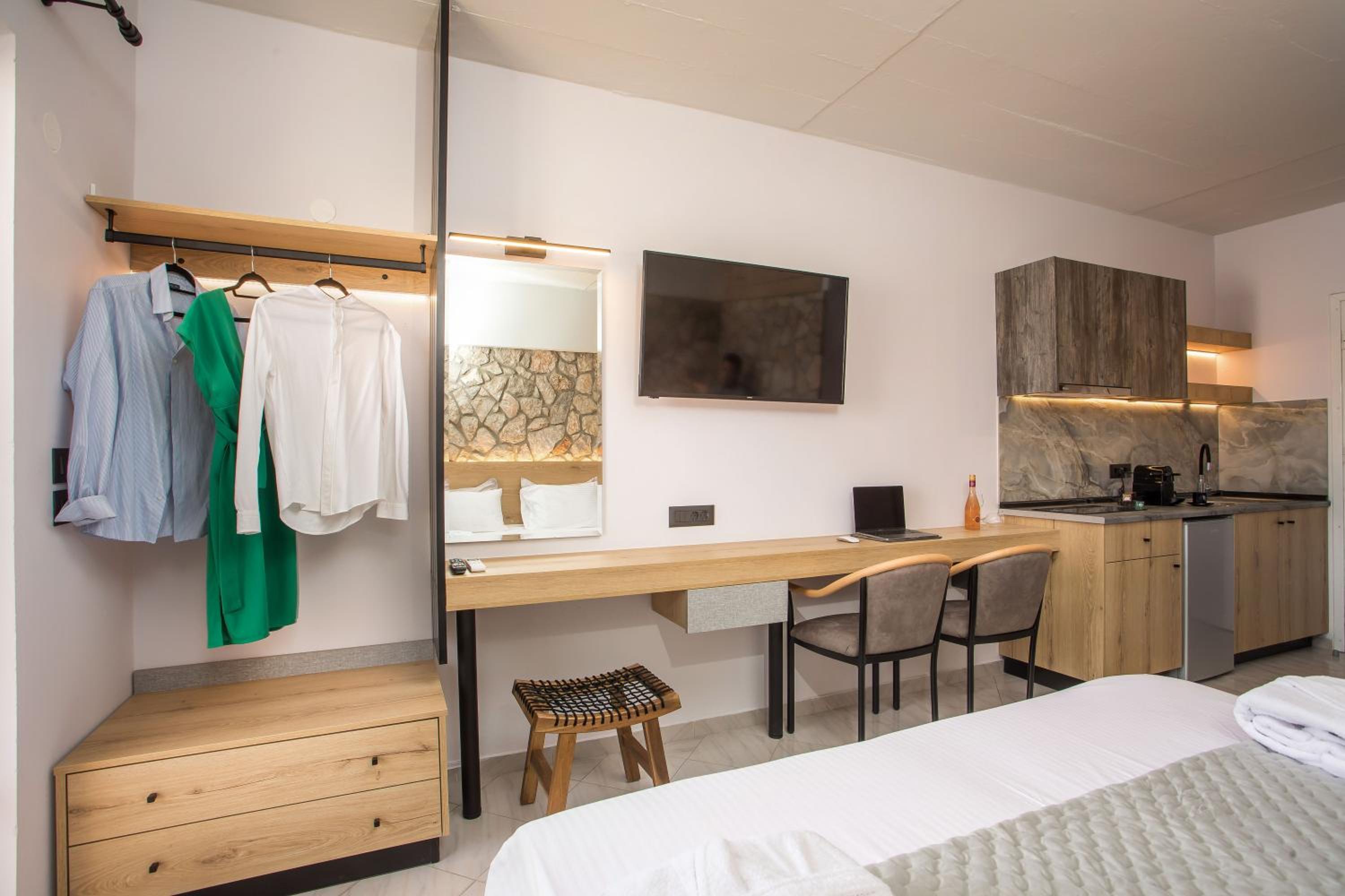 Deluxe King Room - Photo 18