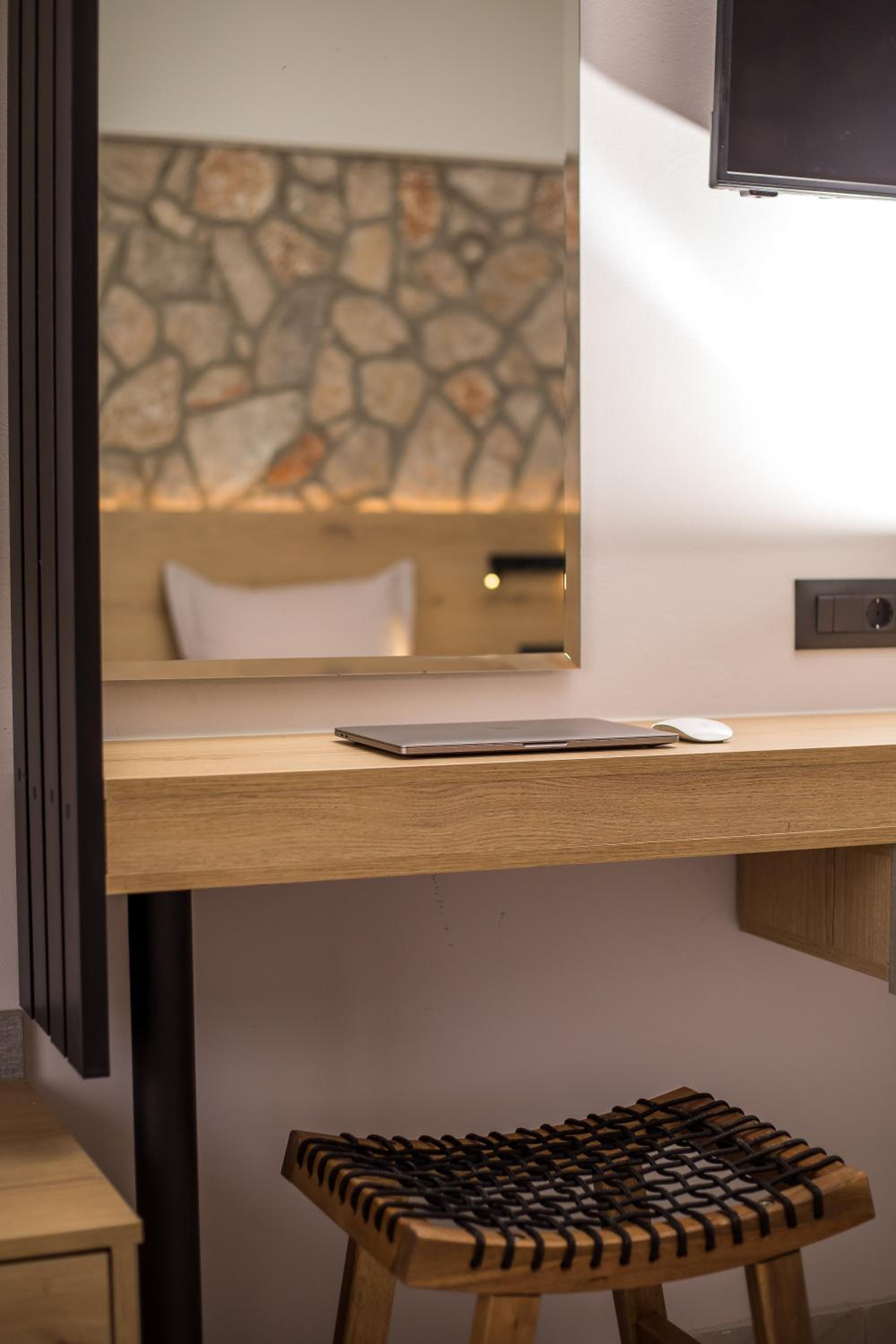 Deluxe King Room - Photo 12