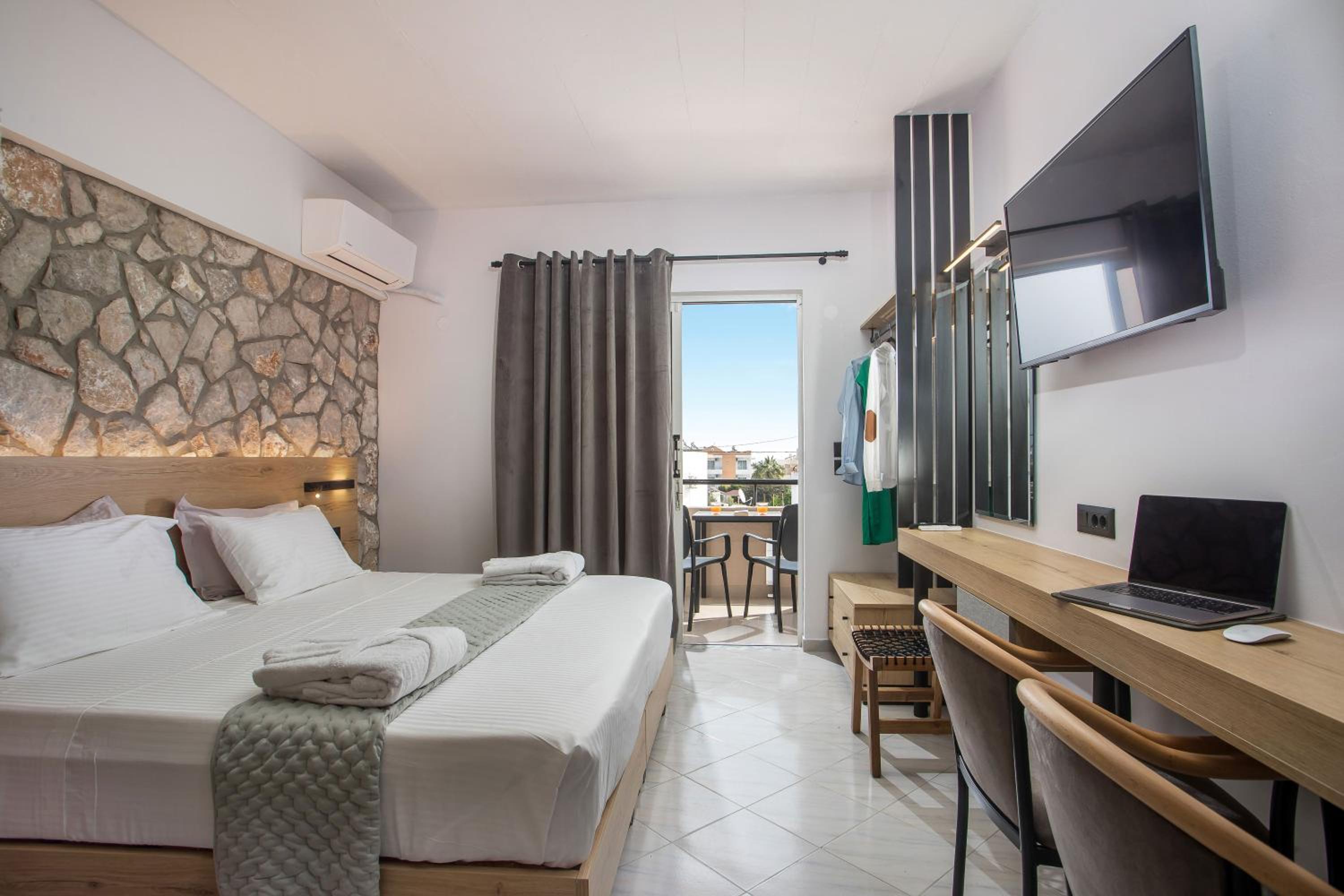 Deluxe King Room - Photo 22