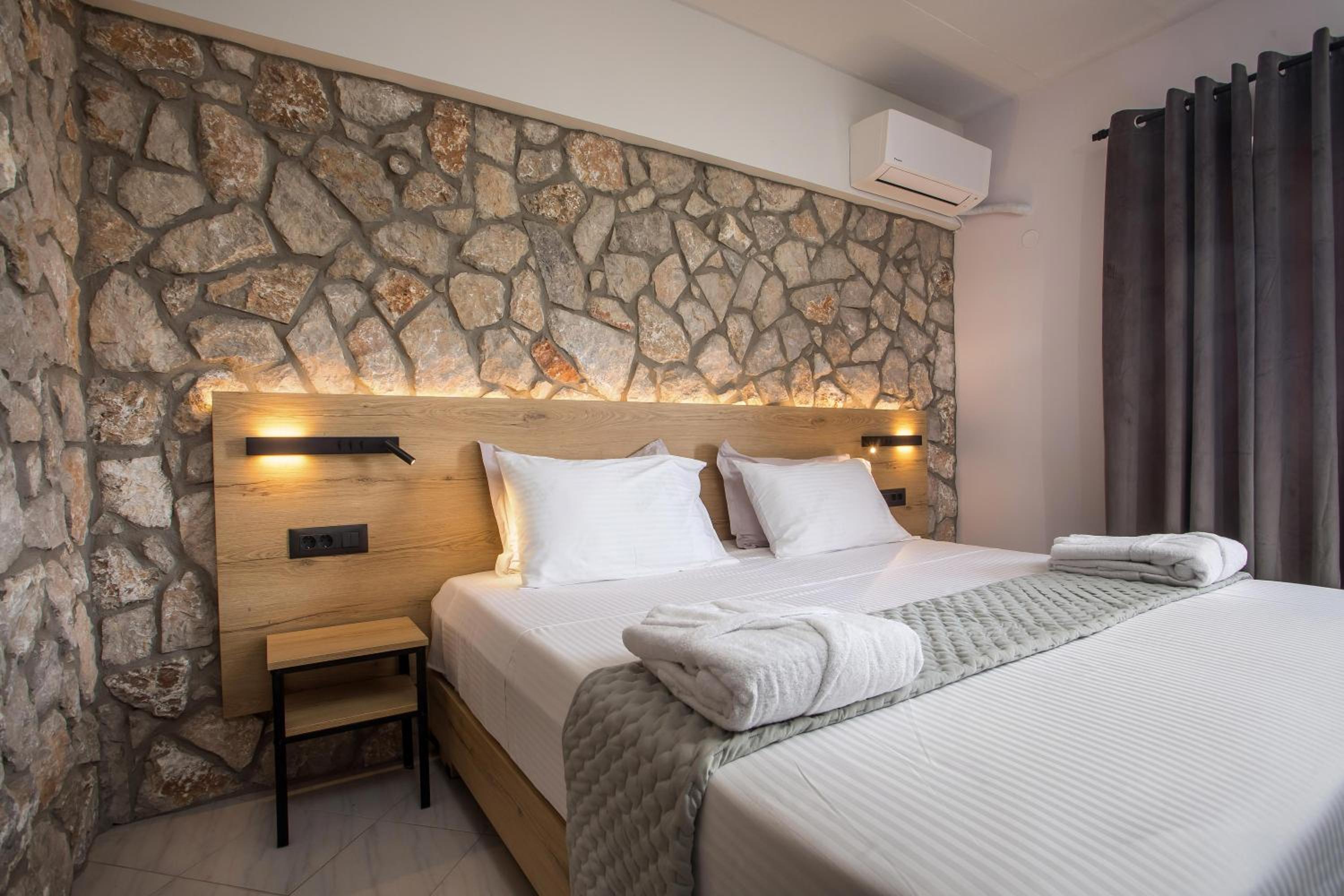 Deluxe King Room - Photo 3