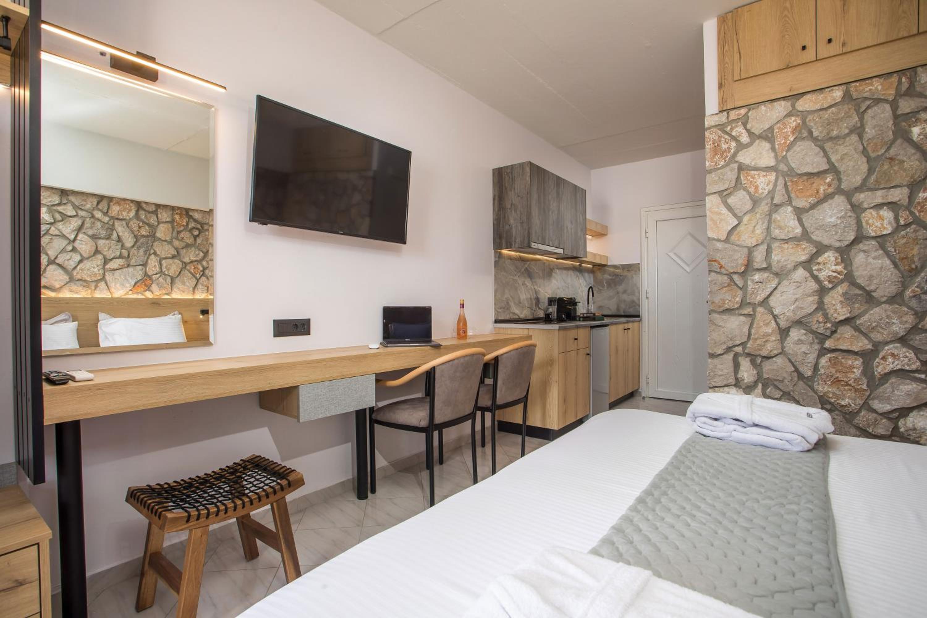 Deluxe King Room - Photo 7