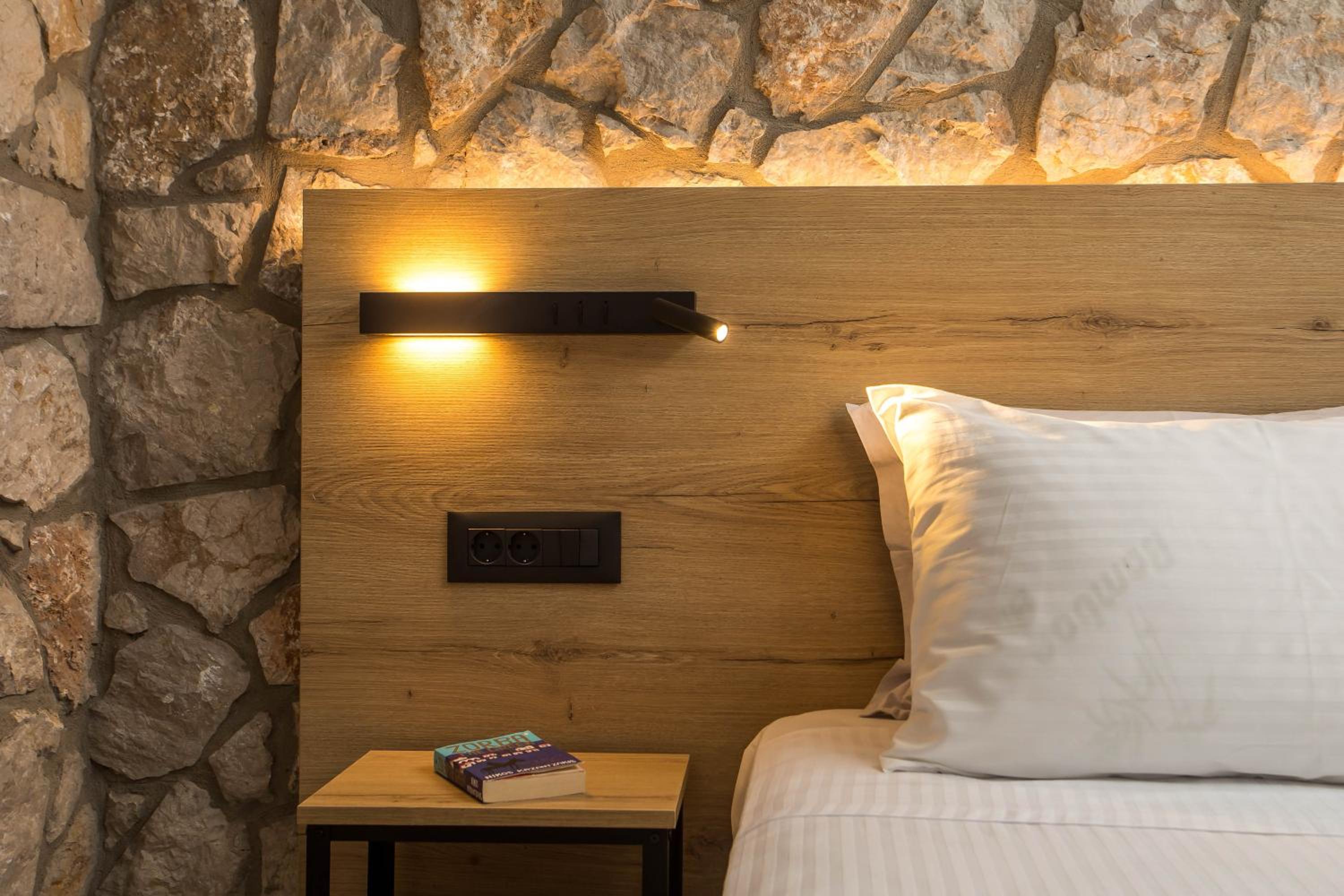 Deluxe King Room - Photo 19