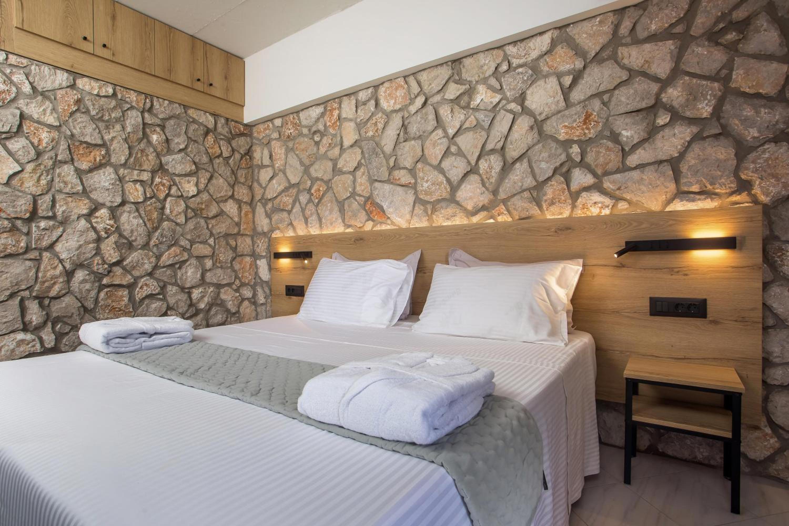 Deluxe King Room - Photo 21