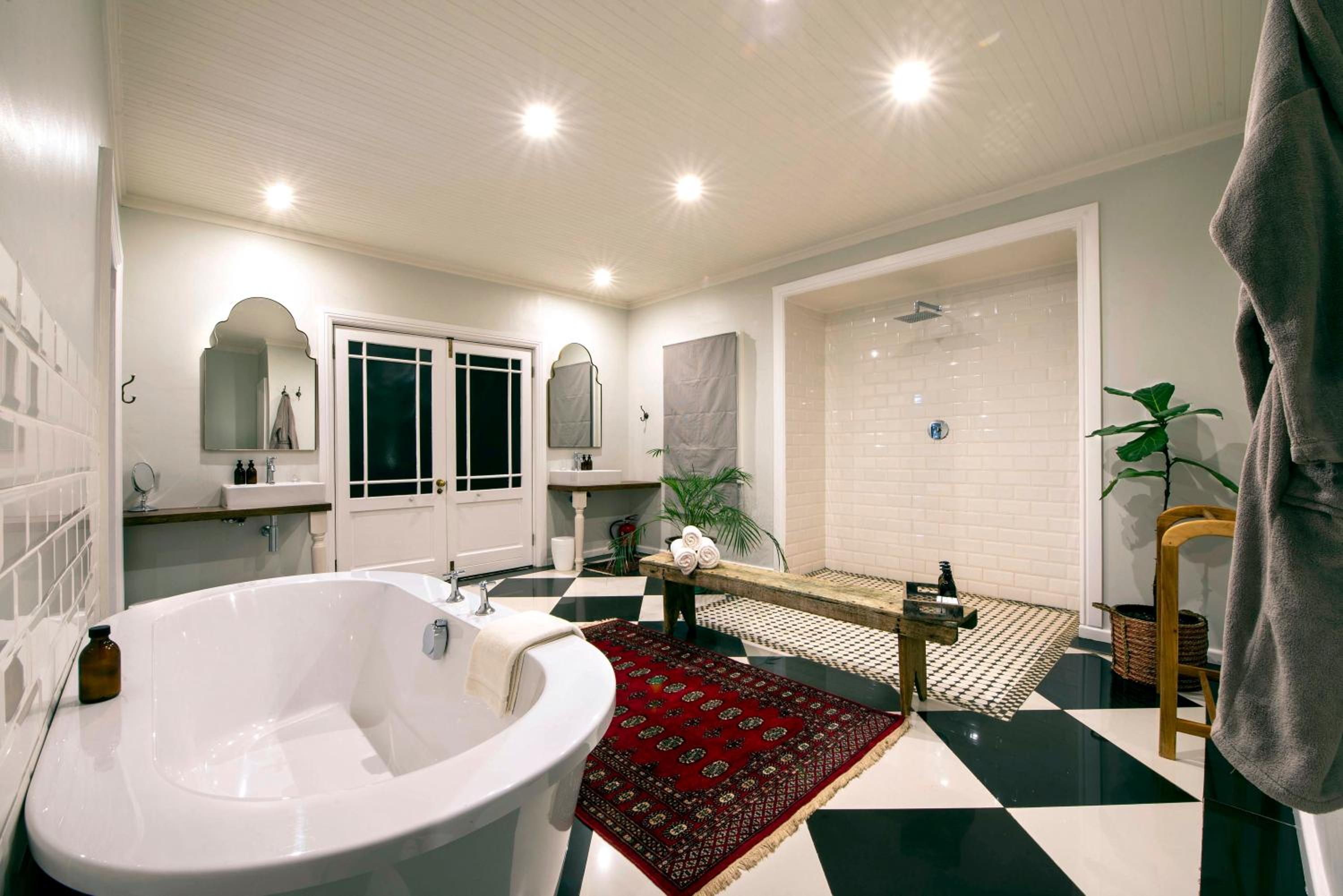 Luxury Suite - Photo 6