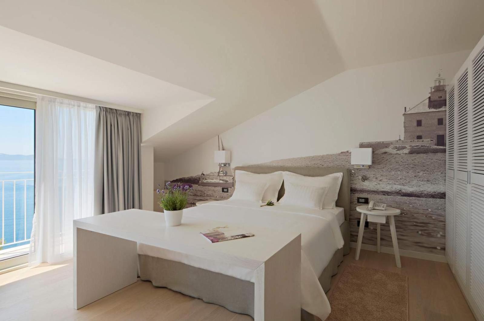 Suite with Sofa Bed and Sea View (3 Adults) - Photo 4