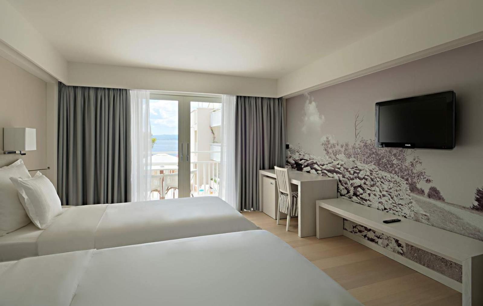 Double or Twin Room with Partial Sea View - Photo 1