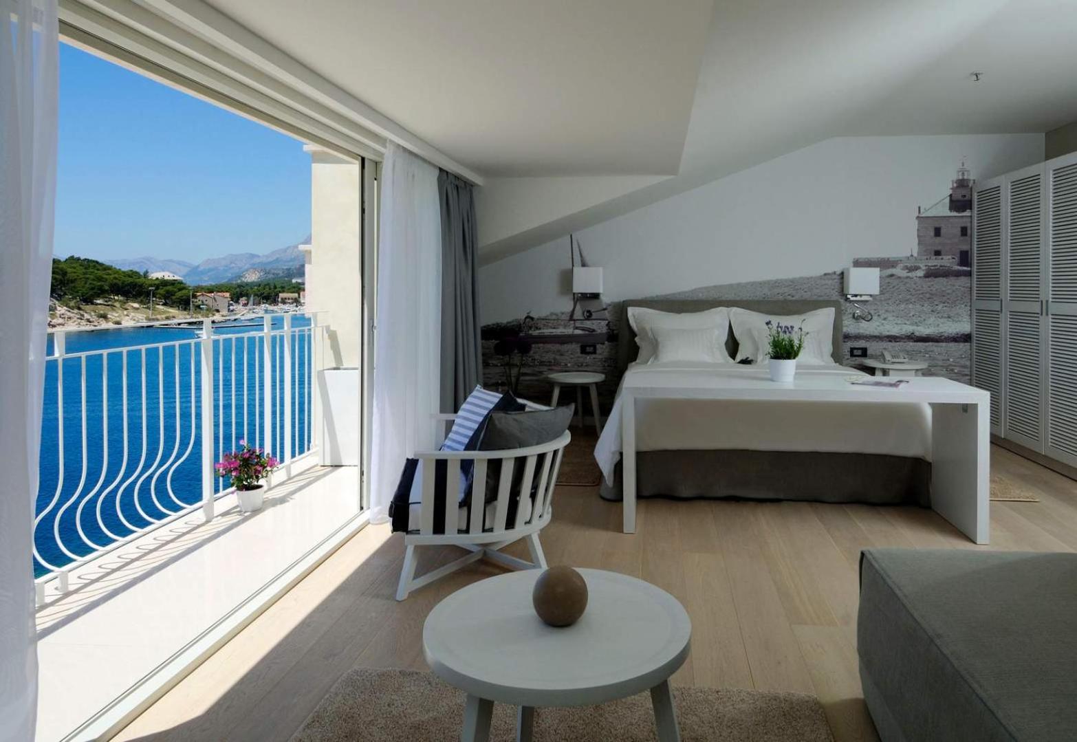 Suite with Sofa Bed and Sea View (3 Adults) - Photo 1