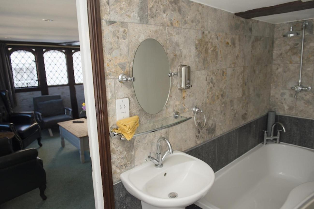 Deluxe Double Room with Bath - Photo 5