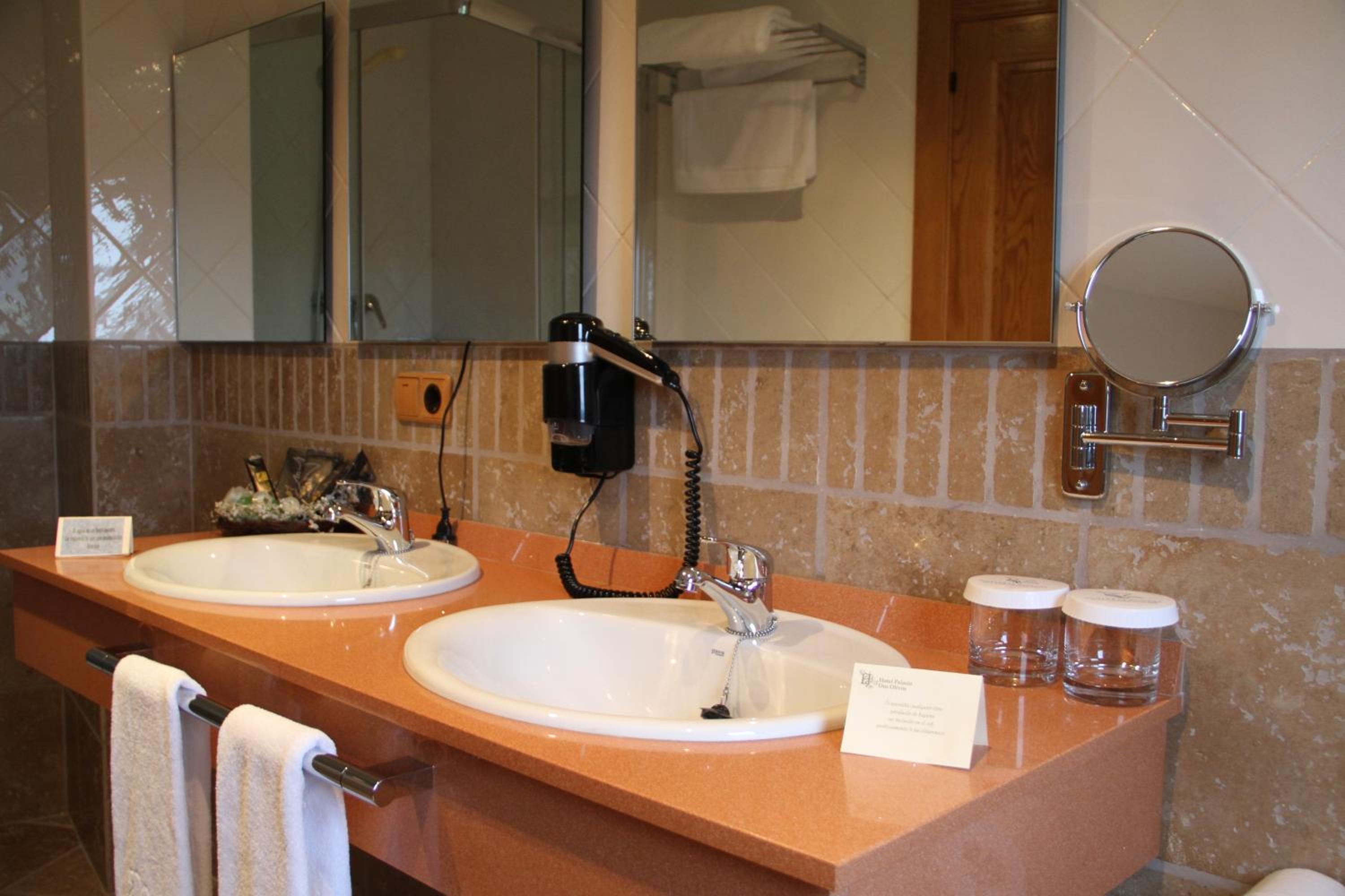Double or Twin Room - Photo 4