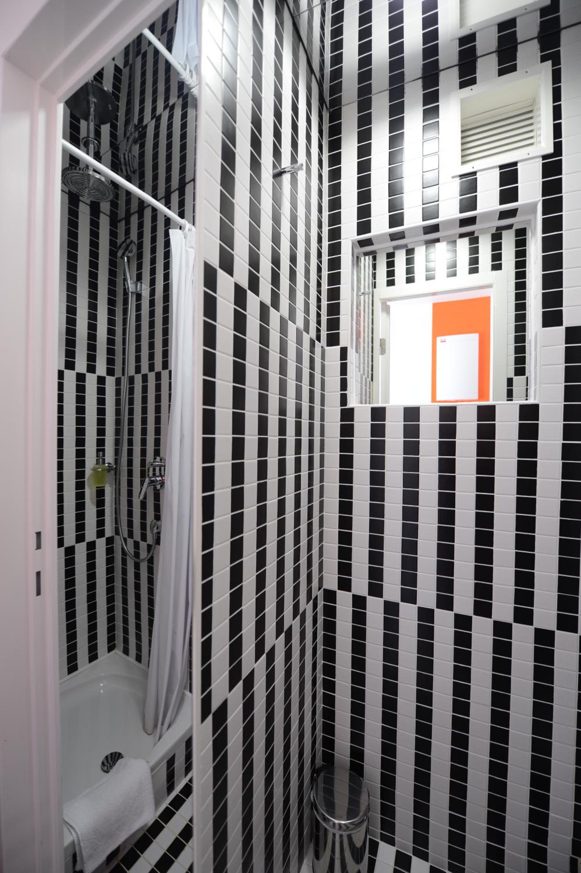 Standard Twin Room - Photo 6