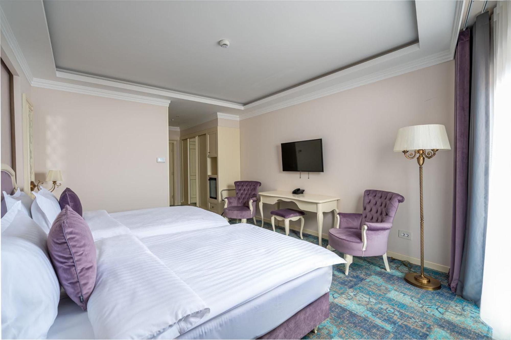Deluxe Twin Room 4*