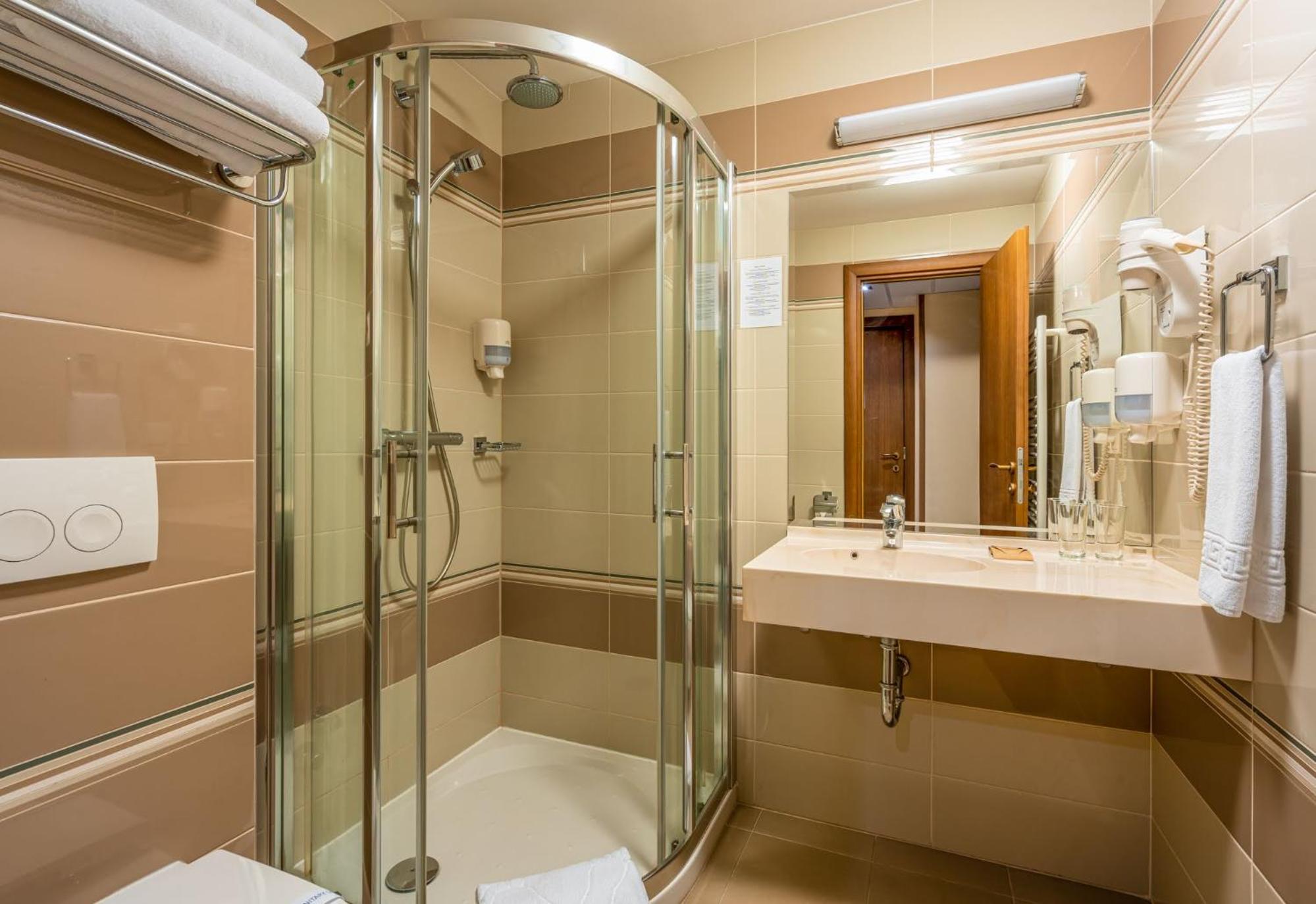 Twin Room 3*