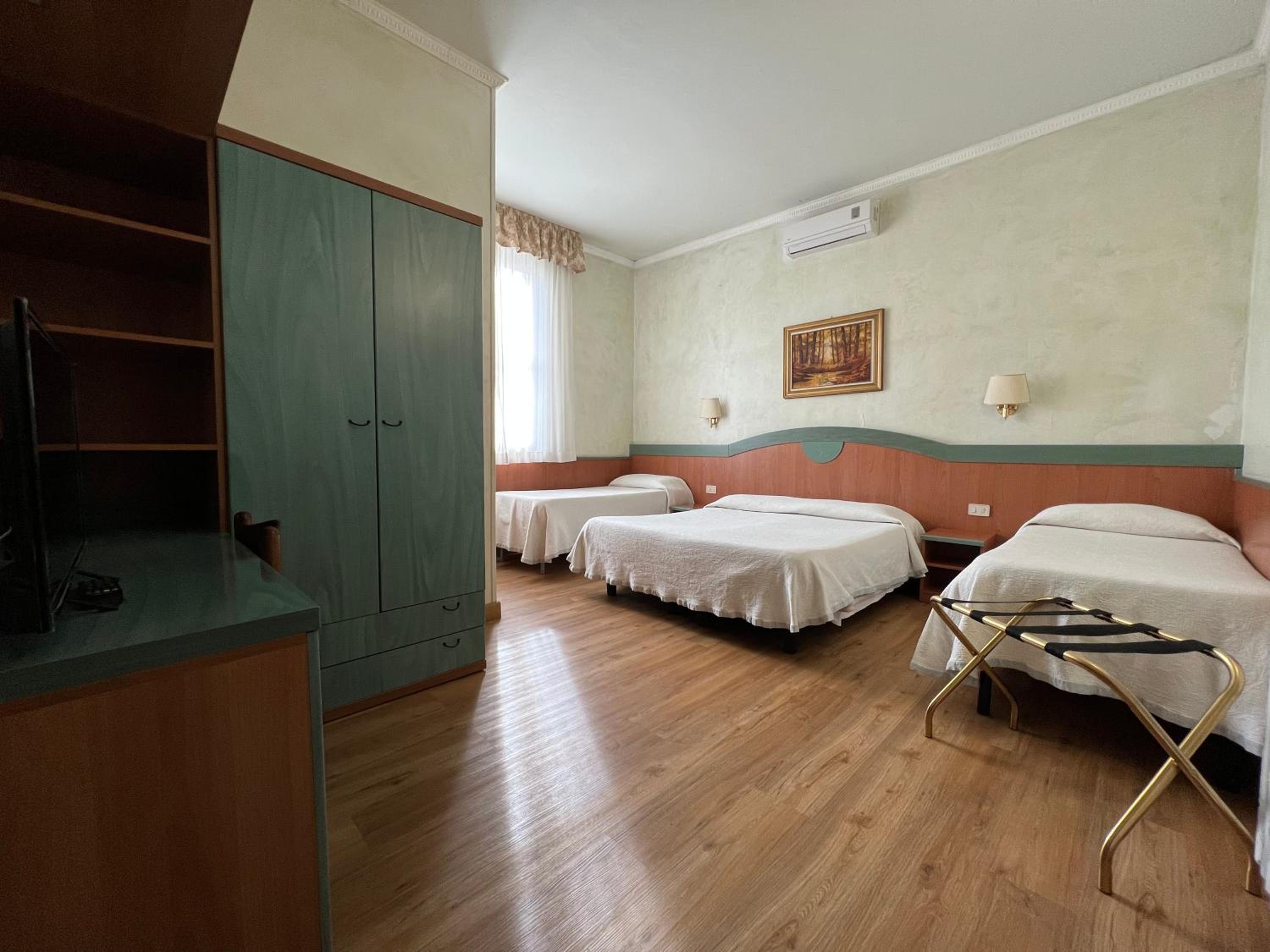 Quadruple Room - Photo 2