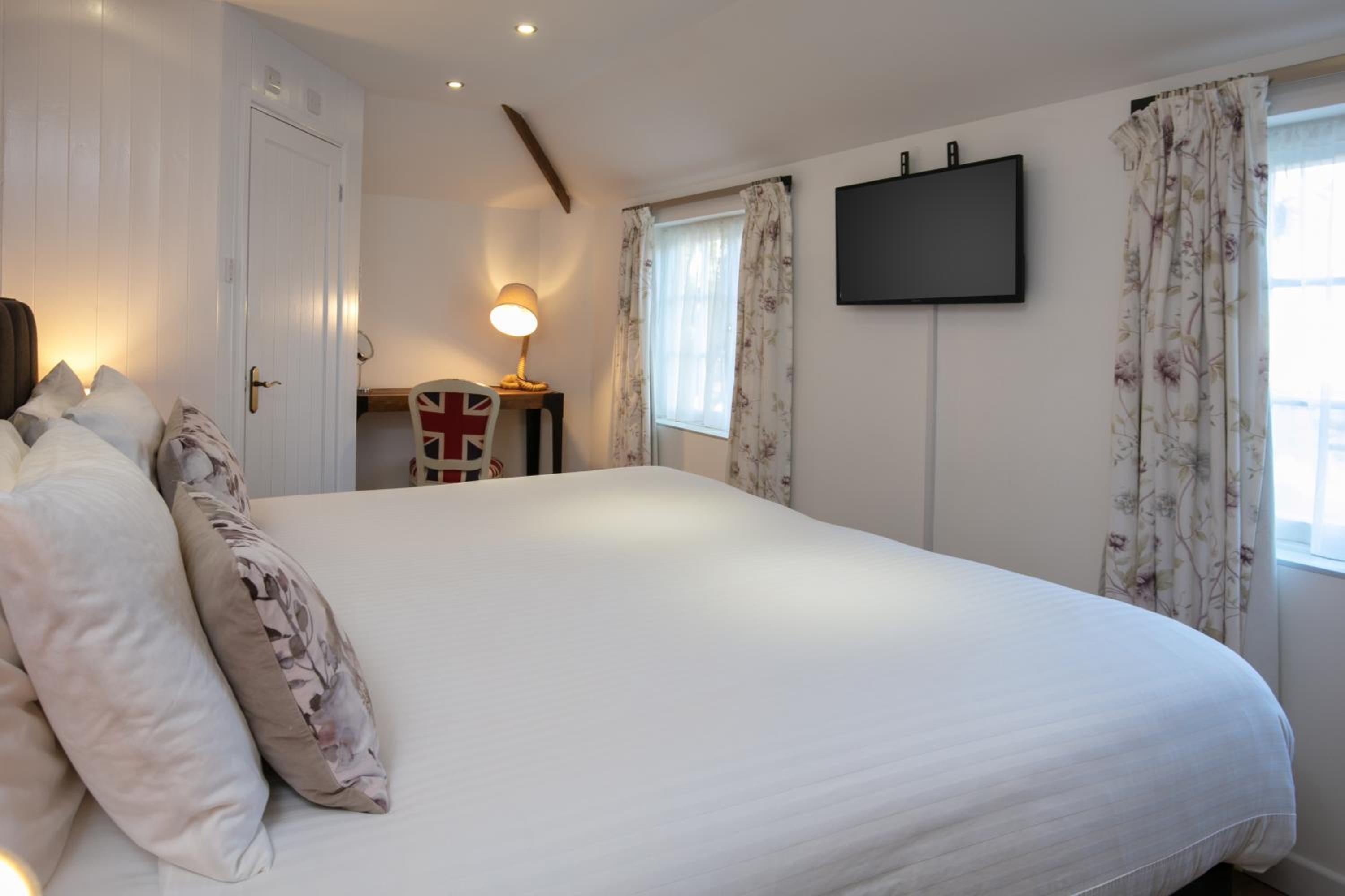 Double Room - Non-Smoking  - Photo 5