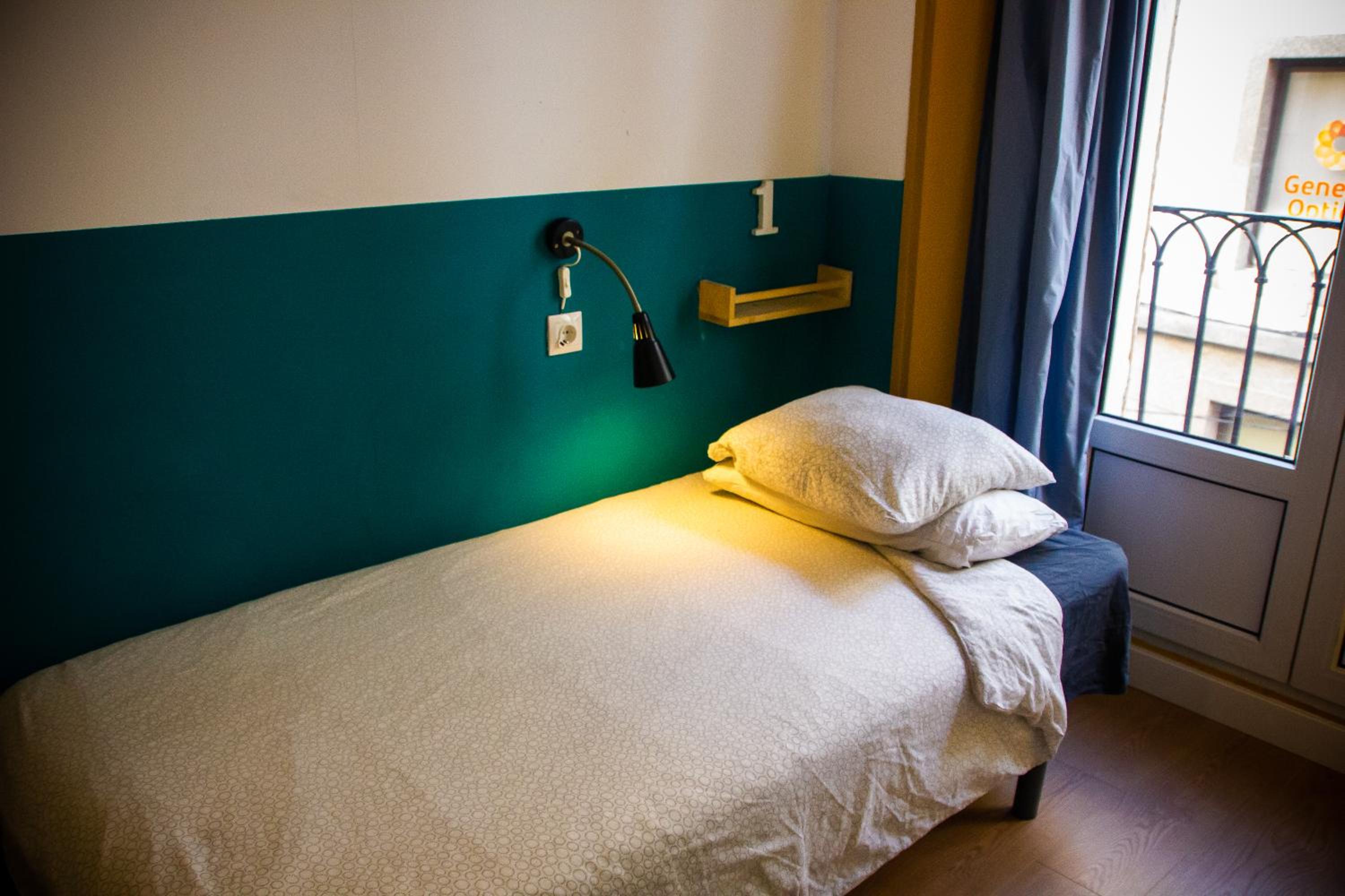 3-bed dormitory room photo 2
