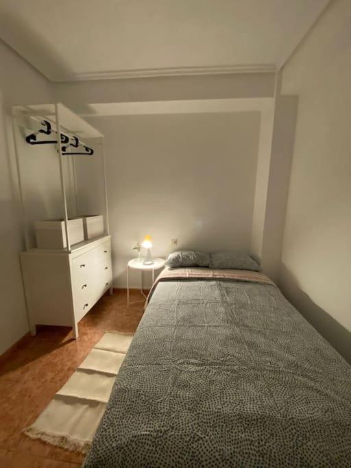Habitación individual con baño compartido