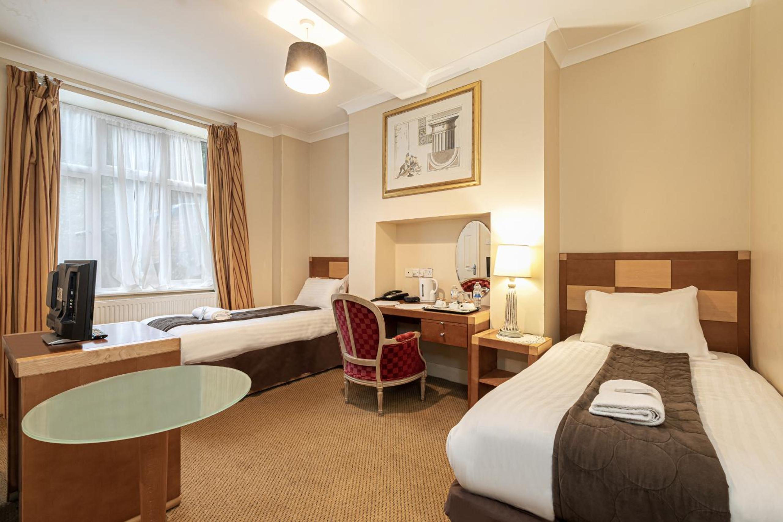 Standard Twin Room - Photo 1