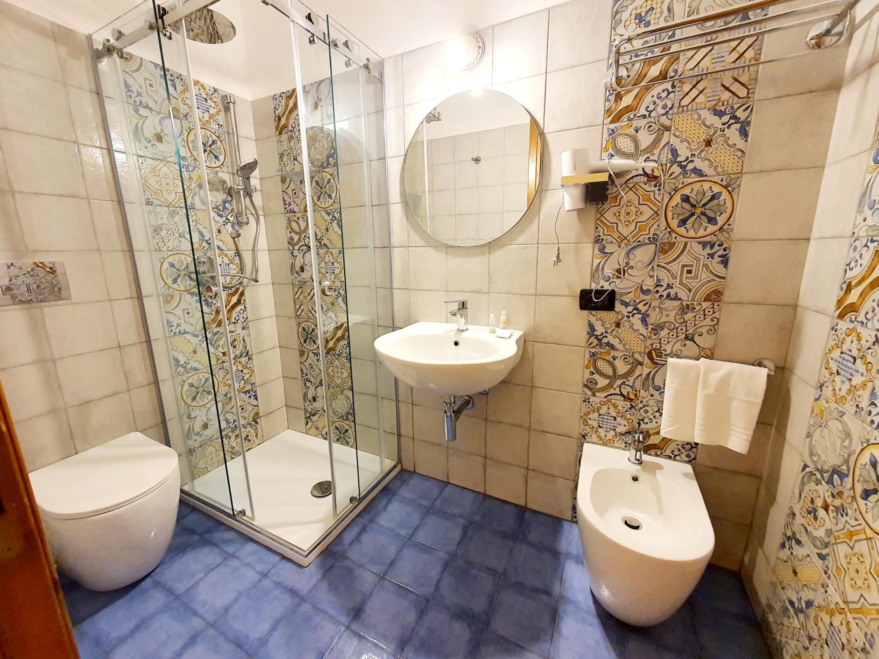 Double Room with Balcony and Sea View - Photo 3