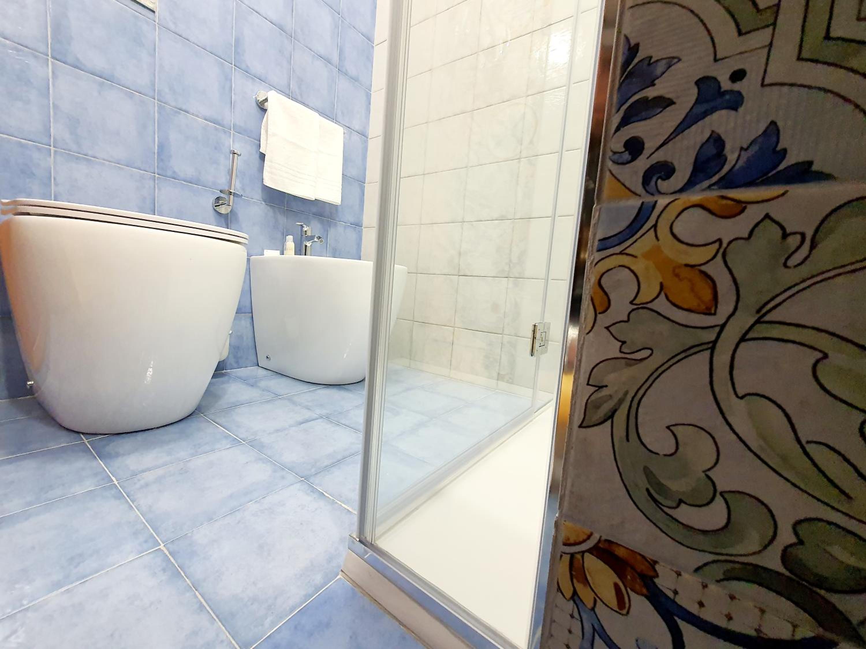 Small Double Room with lateral Sea View - Photo 3