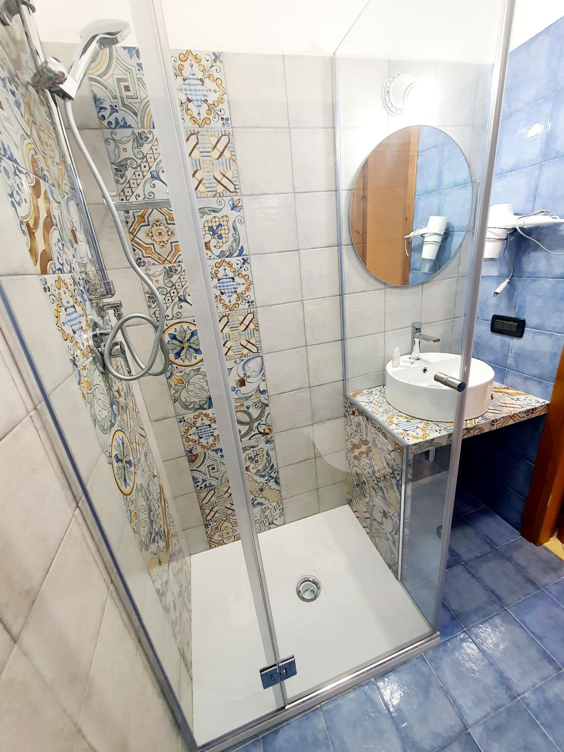 Small Double Room with lateral Sea View - Photo 4