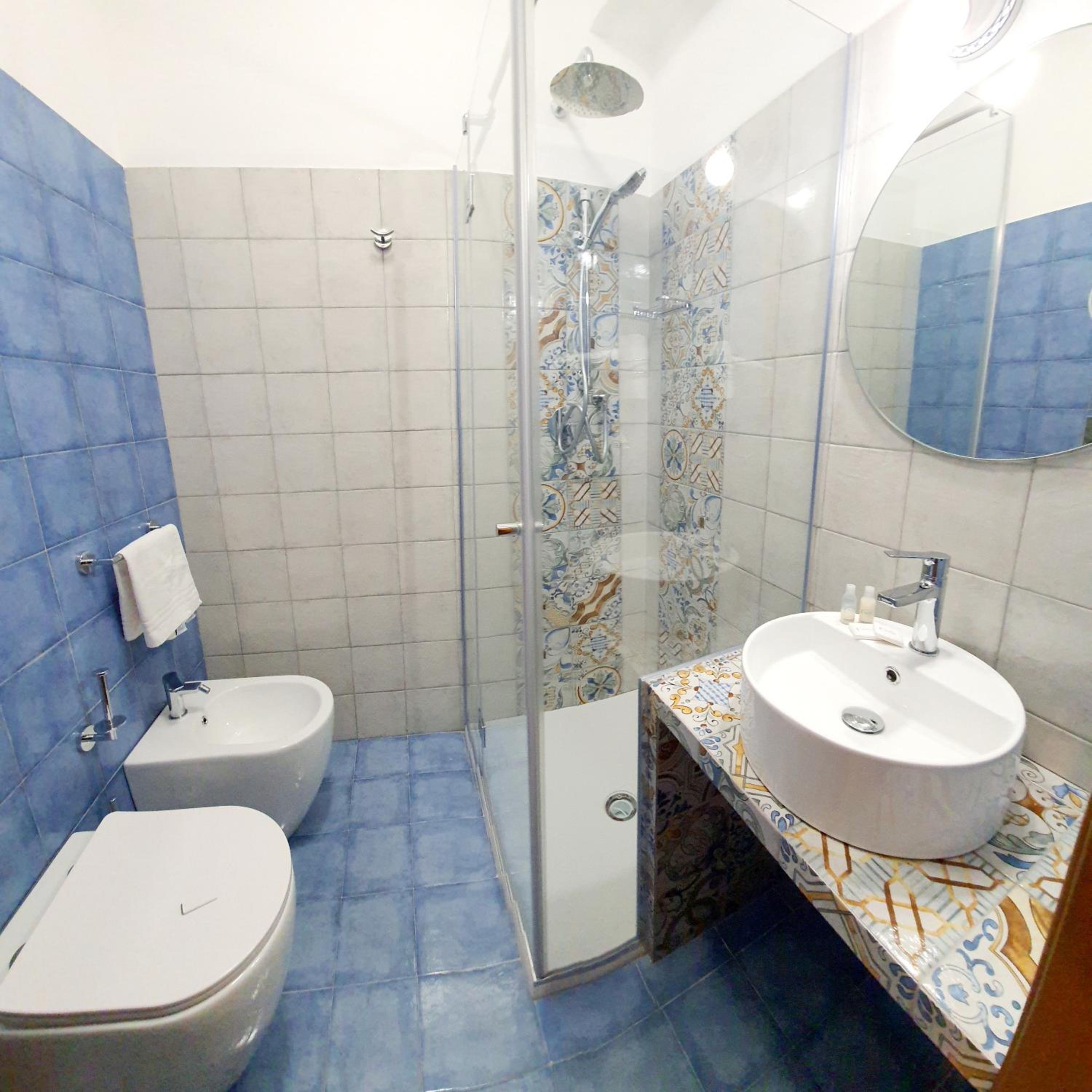 Small Double Room with lateral Sea View - Photo 2