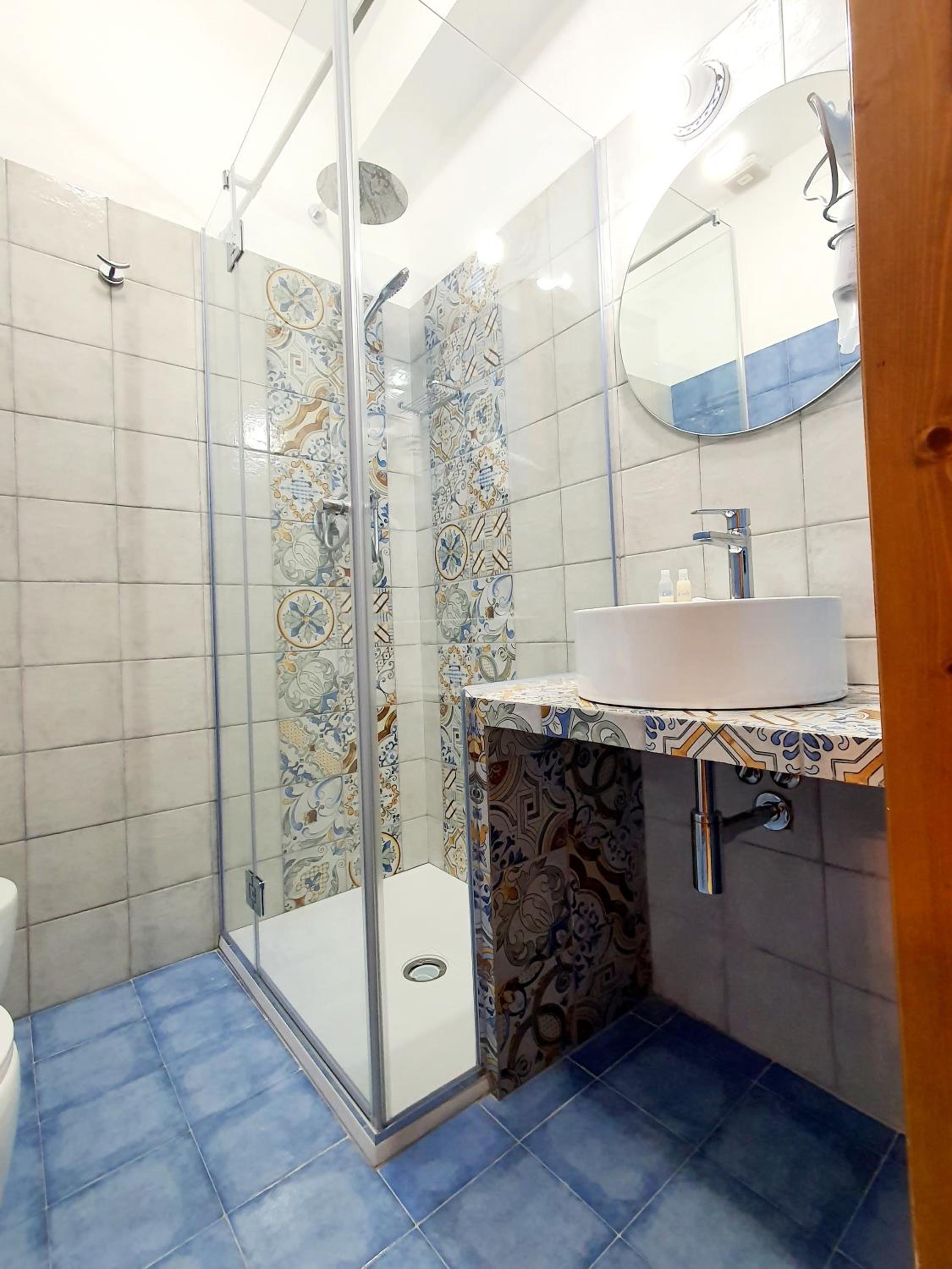 Small Double Room with lateral Sea View - Photo 9