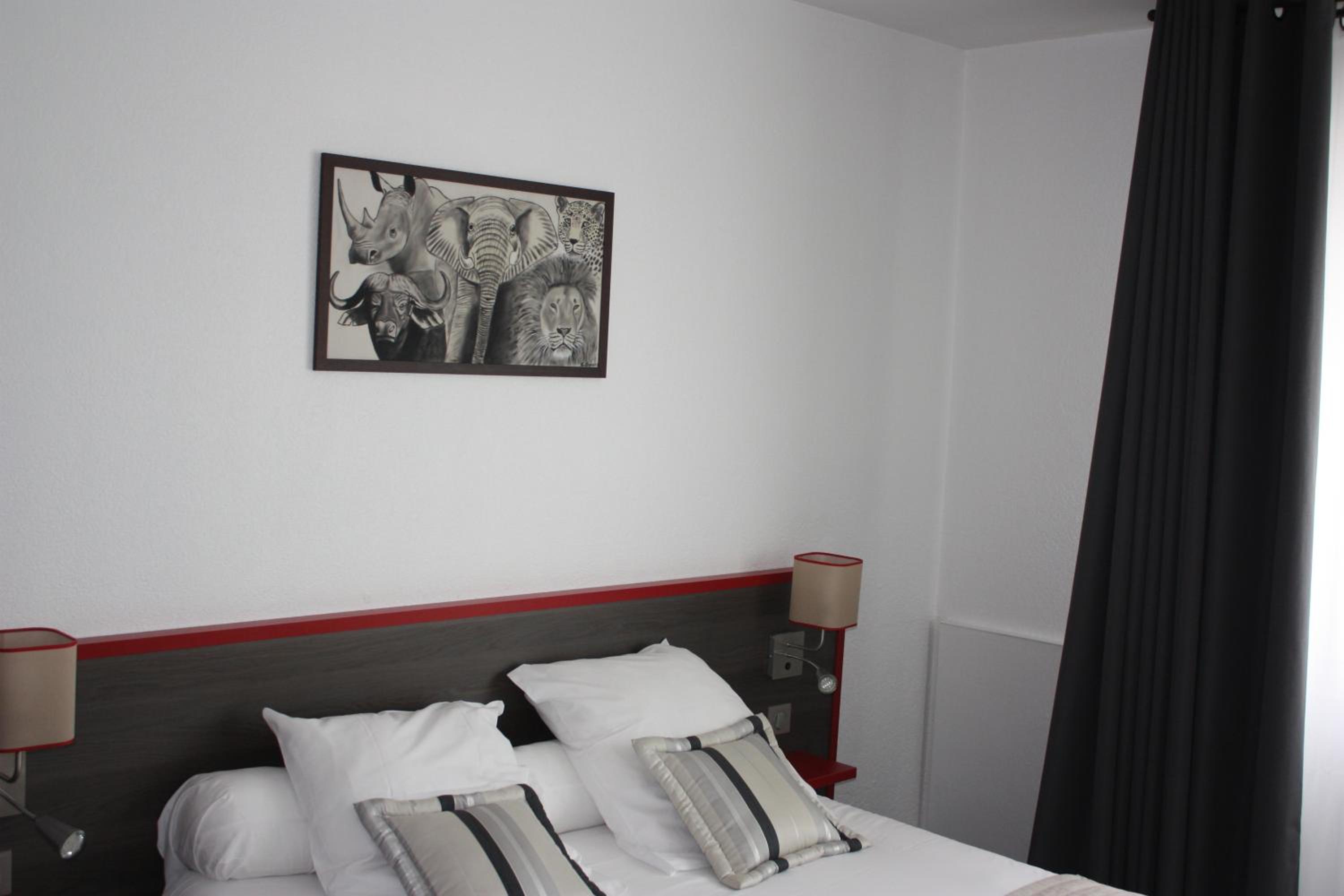 Double Room with Swimming Pool View photo 2