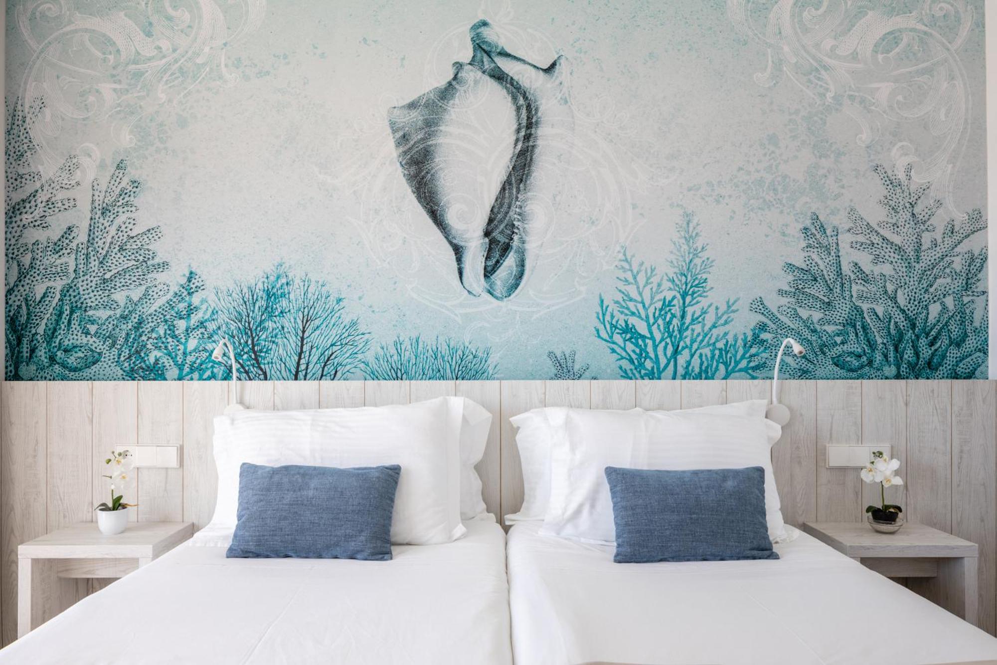 Superior Twin Room with Sea View thumbnail 5