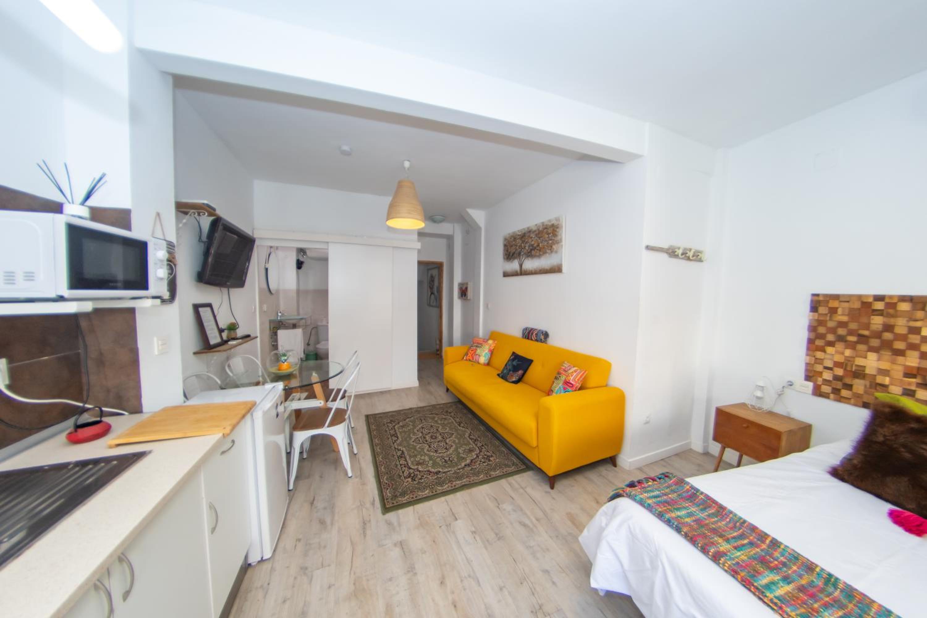 One-Bedroom Apartment - Photo 2