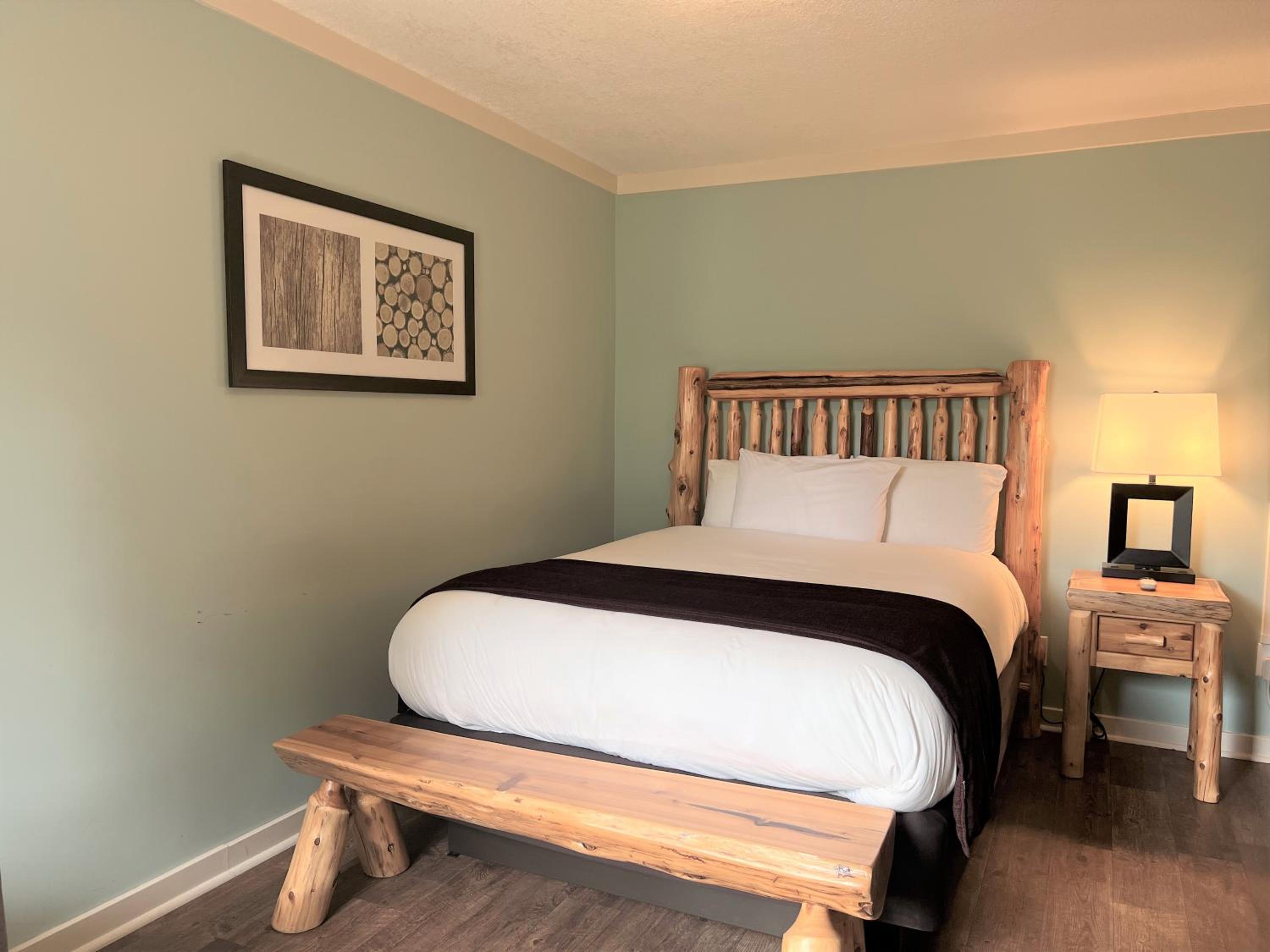 Queen Room photo 2